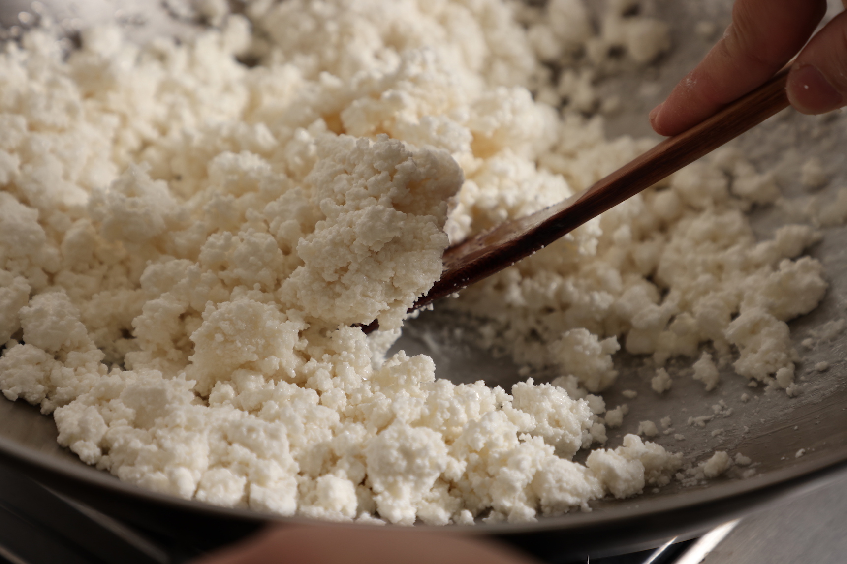 加油來拌炒壓乾的糯米粉做成「粄母」。