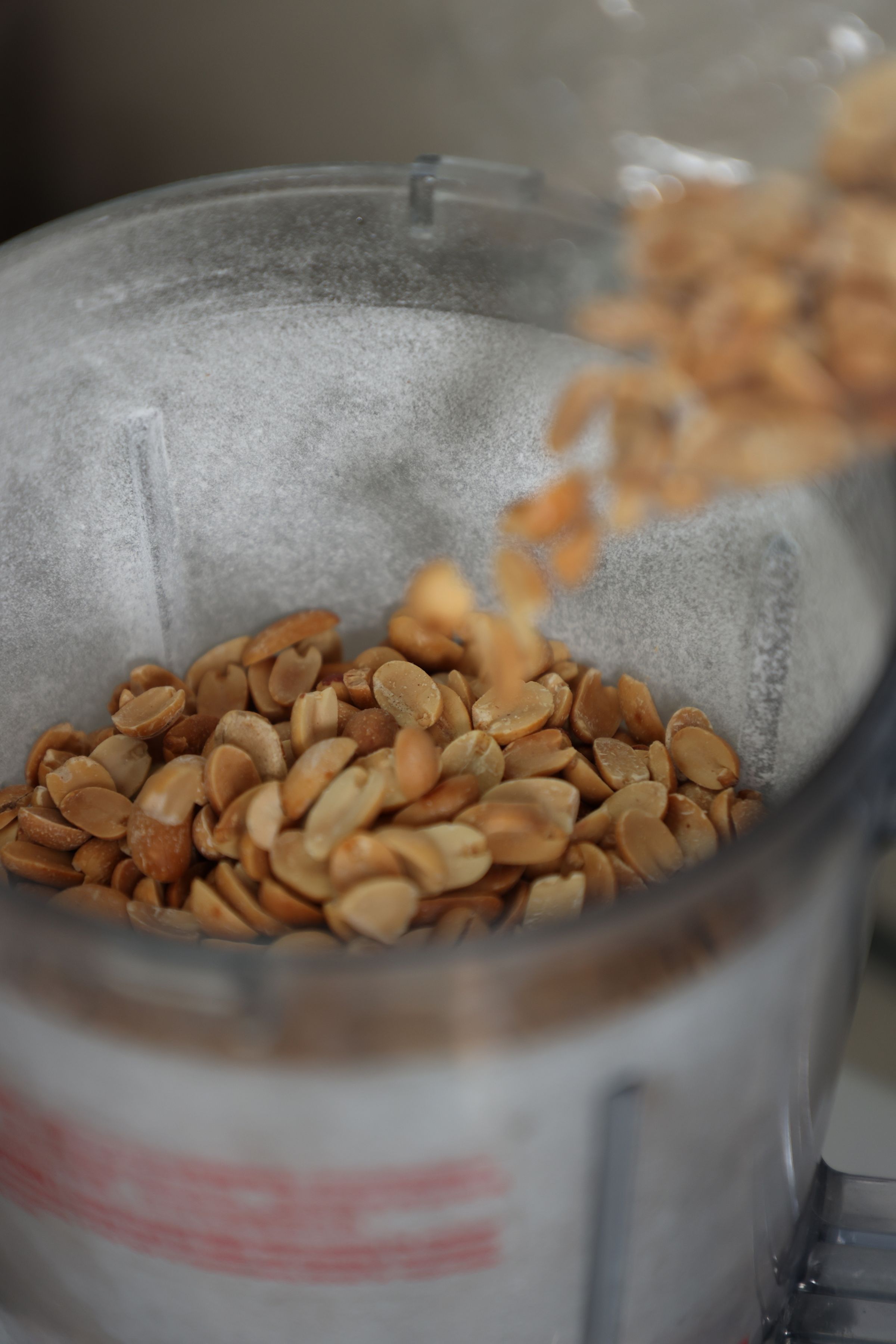 燒麻糬的花生粉以萬華「三水食品花生行」手炒花生現打和入冰糖粉。