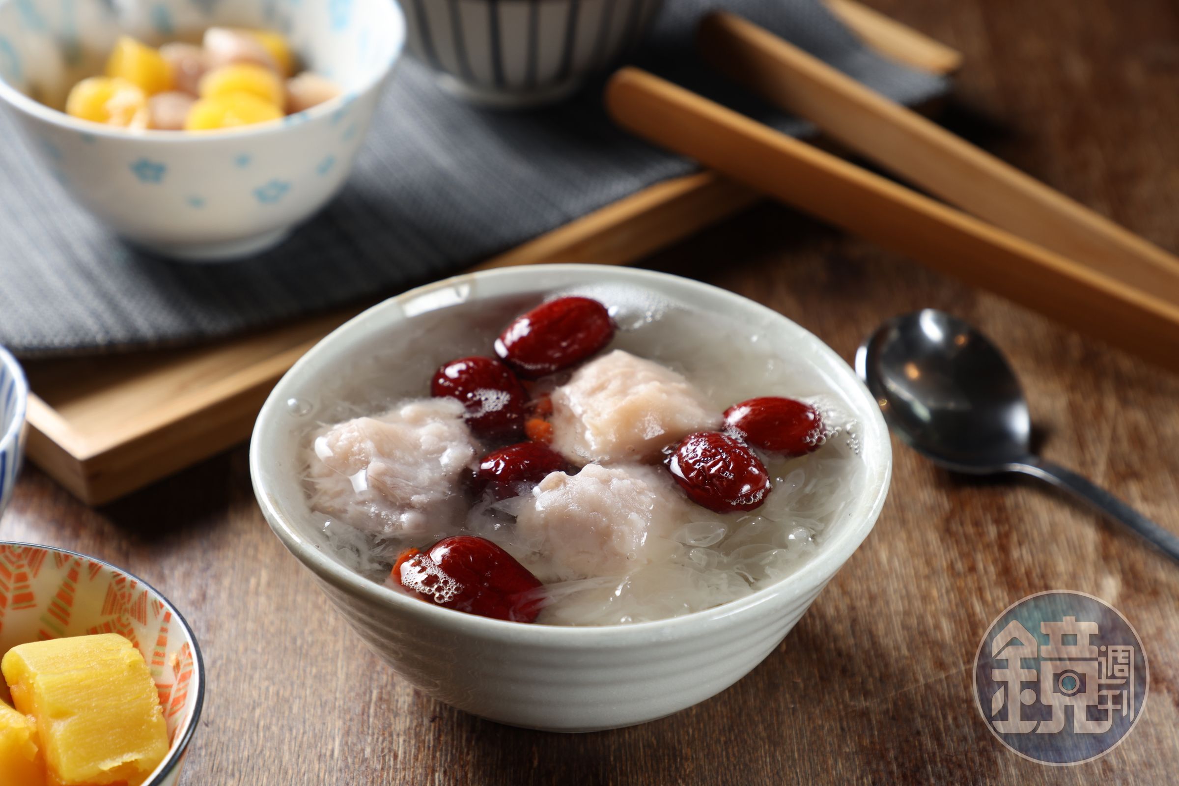 「冰糖銀耳芋頭湯」的蜜大甲芋頭鬆綿化口，加入紅棗十分清潤。（60元／碗）