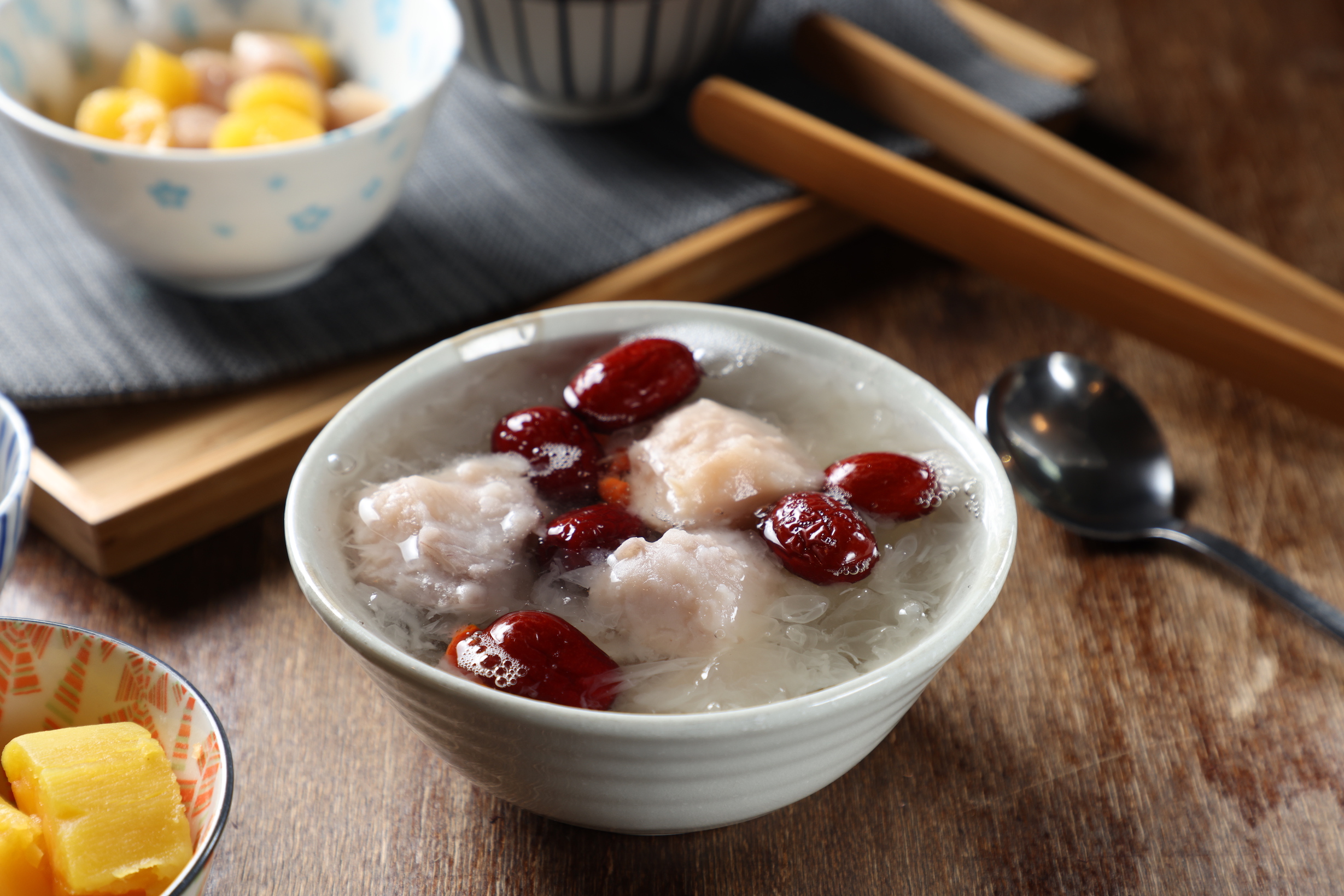 「冰糖銀耳芋頭湯」的蜜大甲芋頭鬆綿化口，加入紅棗十分清潤。（60元／碗）