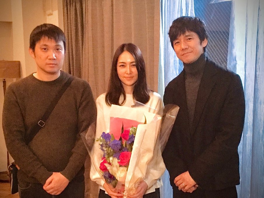 西島秀俊(右)和霧島麗香(中)在濱口竜介(左)執導的《在車上》中飾演夫妻,該片是首次入圍奧斯卡最佳影片項目的日本電影。(翻攝自霧島麗香Instagram)