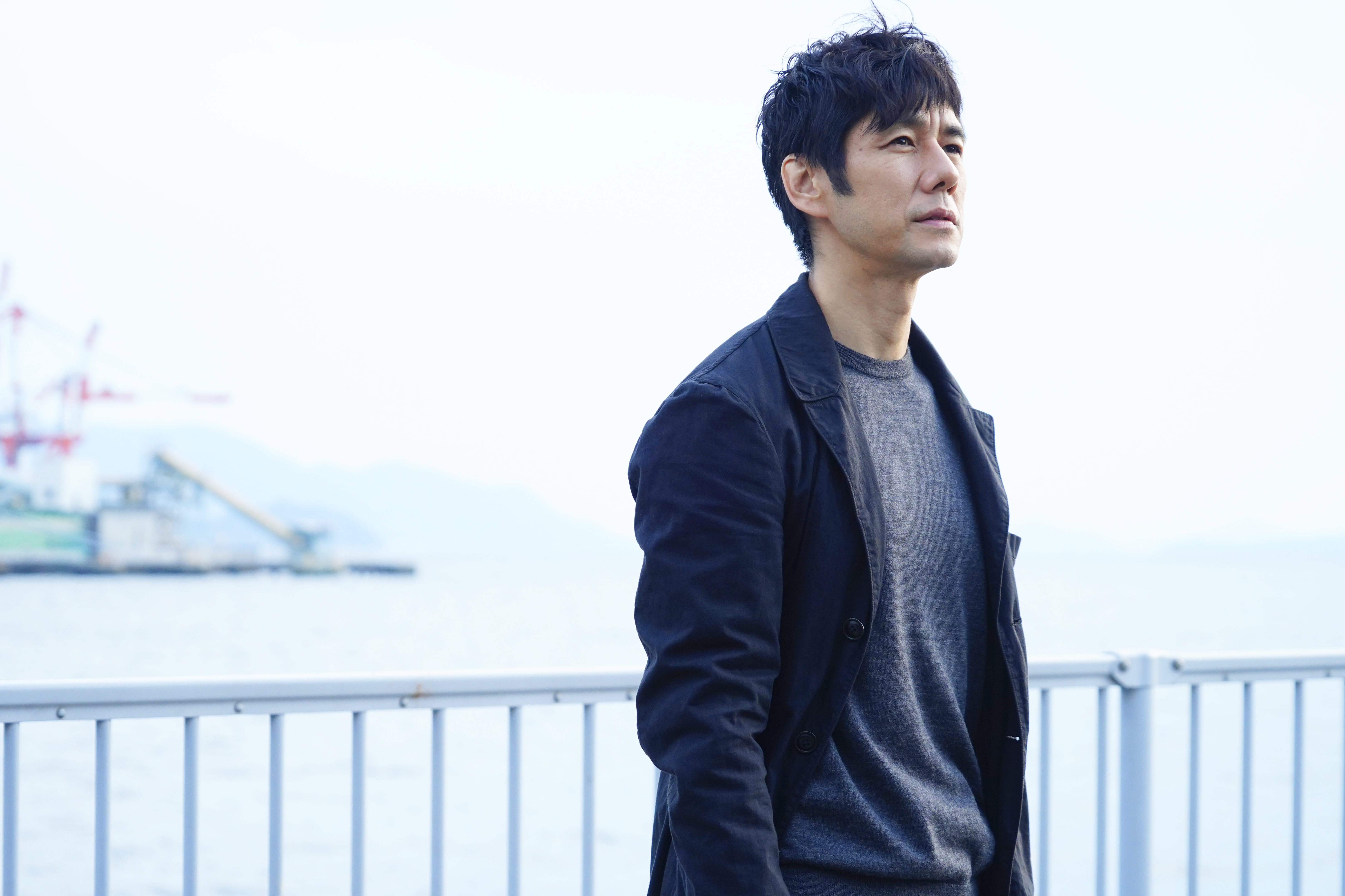 西島秀俊在片中飾演舞台劇導演兼演員,得知《在車上》入圍奧斯卡開心不已。(東昊影業提供)