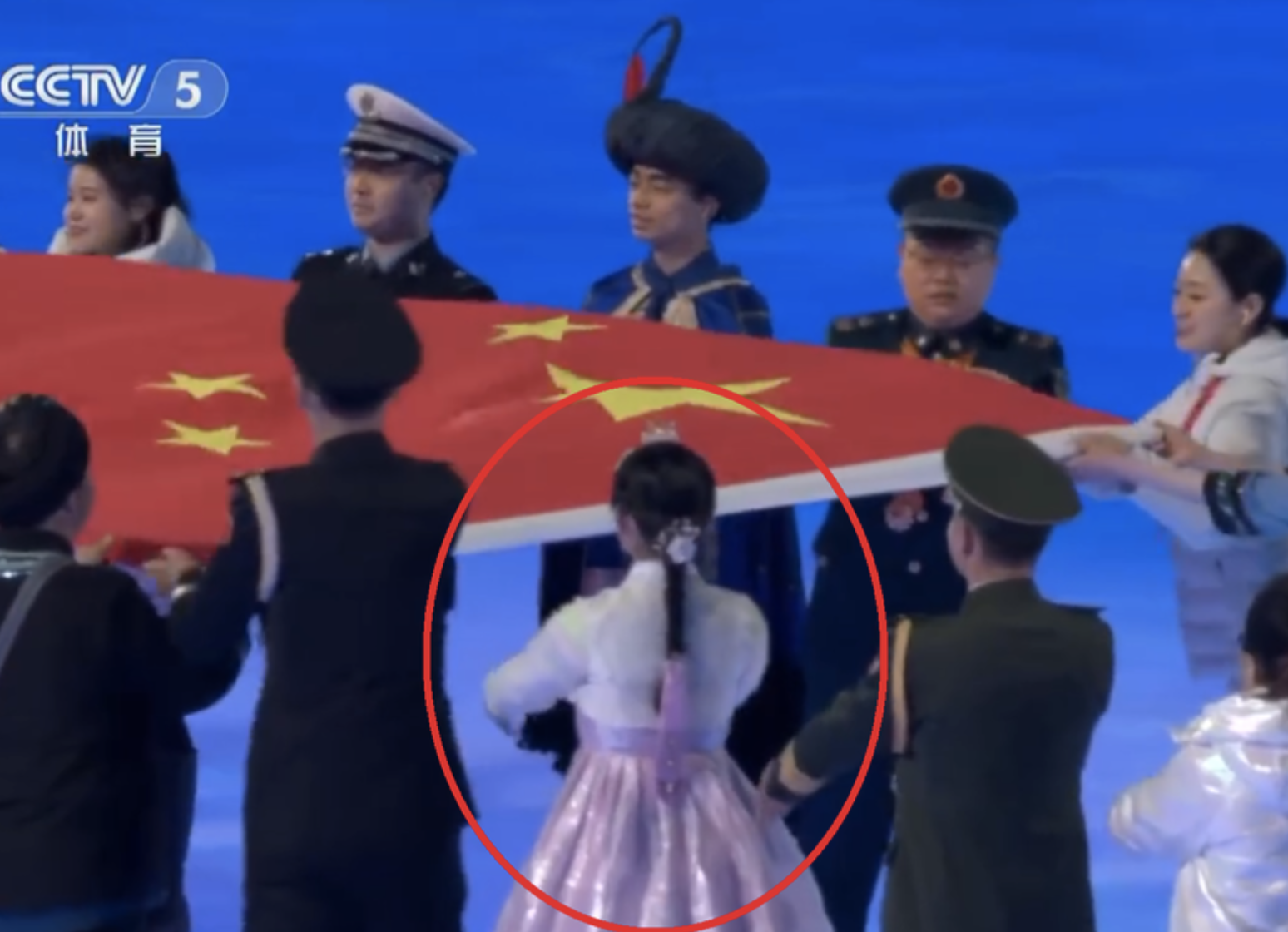 北京冬奧本月4日舉行開幕式，中國找來56個民族代表傳遞五星旗，其中朝鮮族代表穿著韓服，引爆南韓朝野怒火。（翻攝微博）