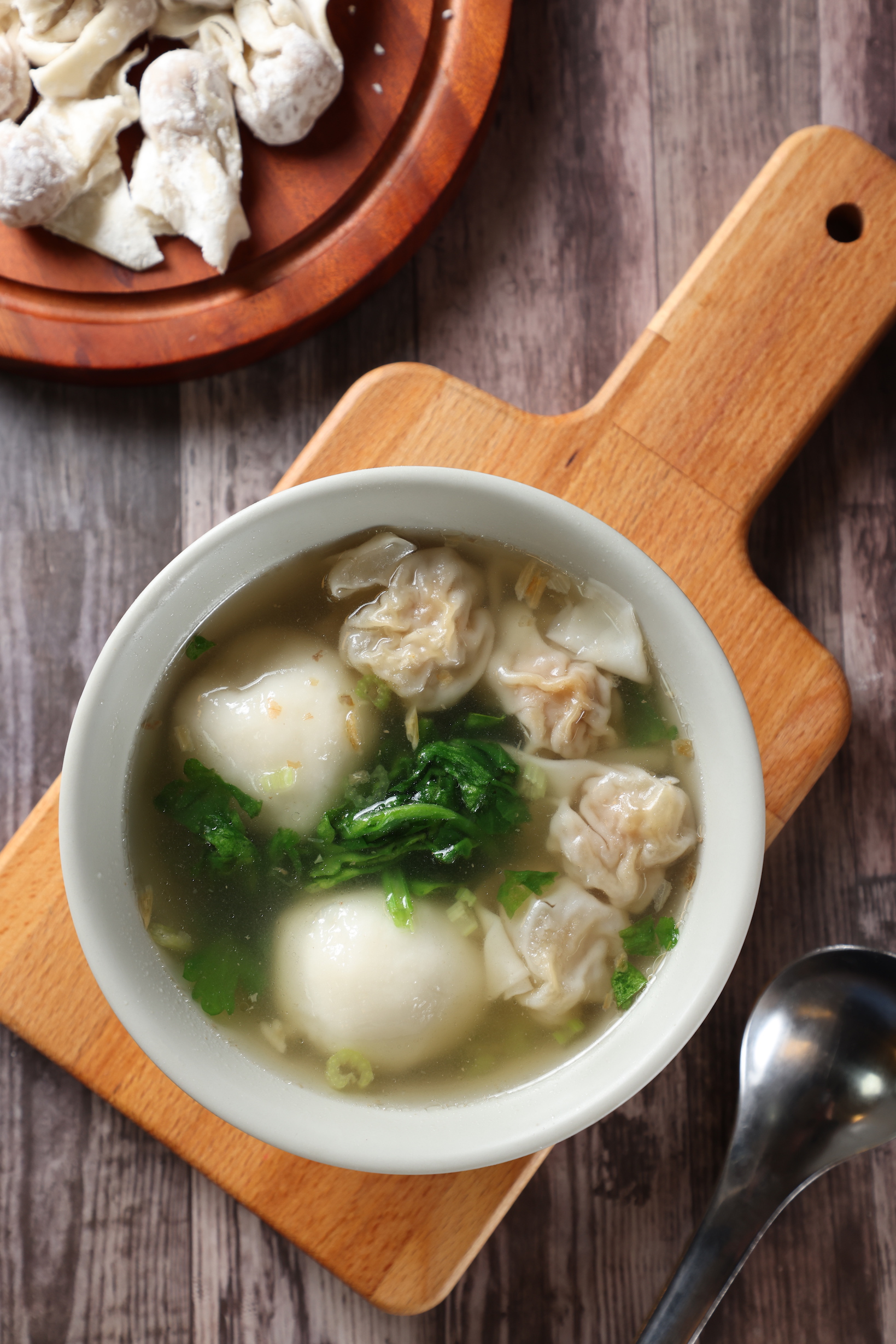 「湯圓餛飩」是客人愛點的雙味招牌，配上大骨、蝦米、柴魚及冬菜熬煮的湯頭。（60元／碗）