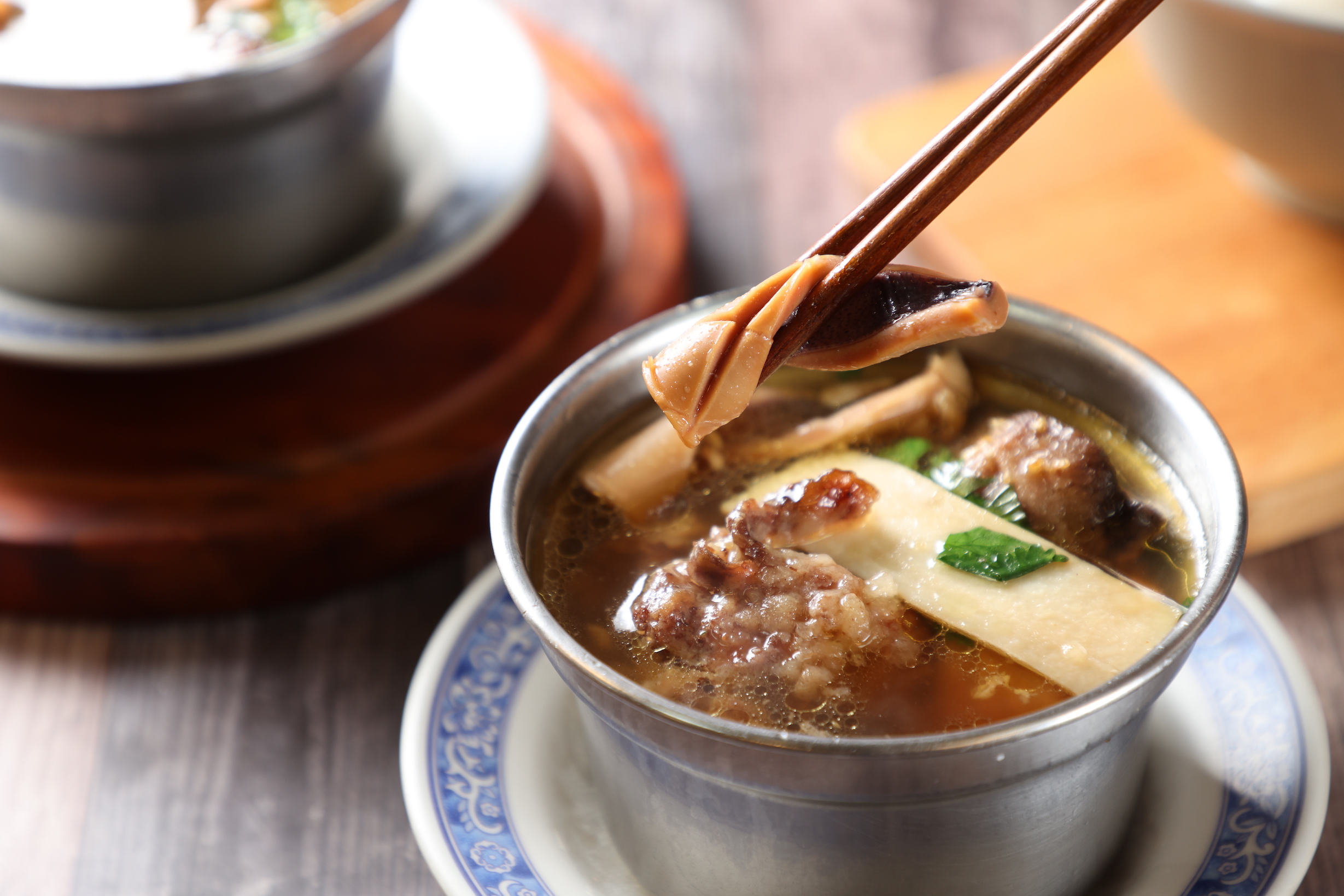 以小盅蒸的「佛跳牆」集合鮑片、魚皮、排骨、炸芋頭等9種材料，料多豐富。（110元／盅）