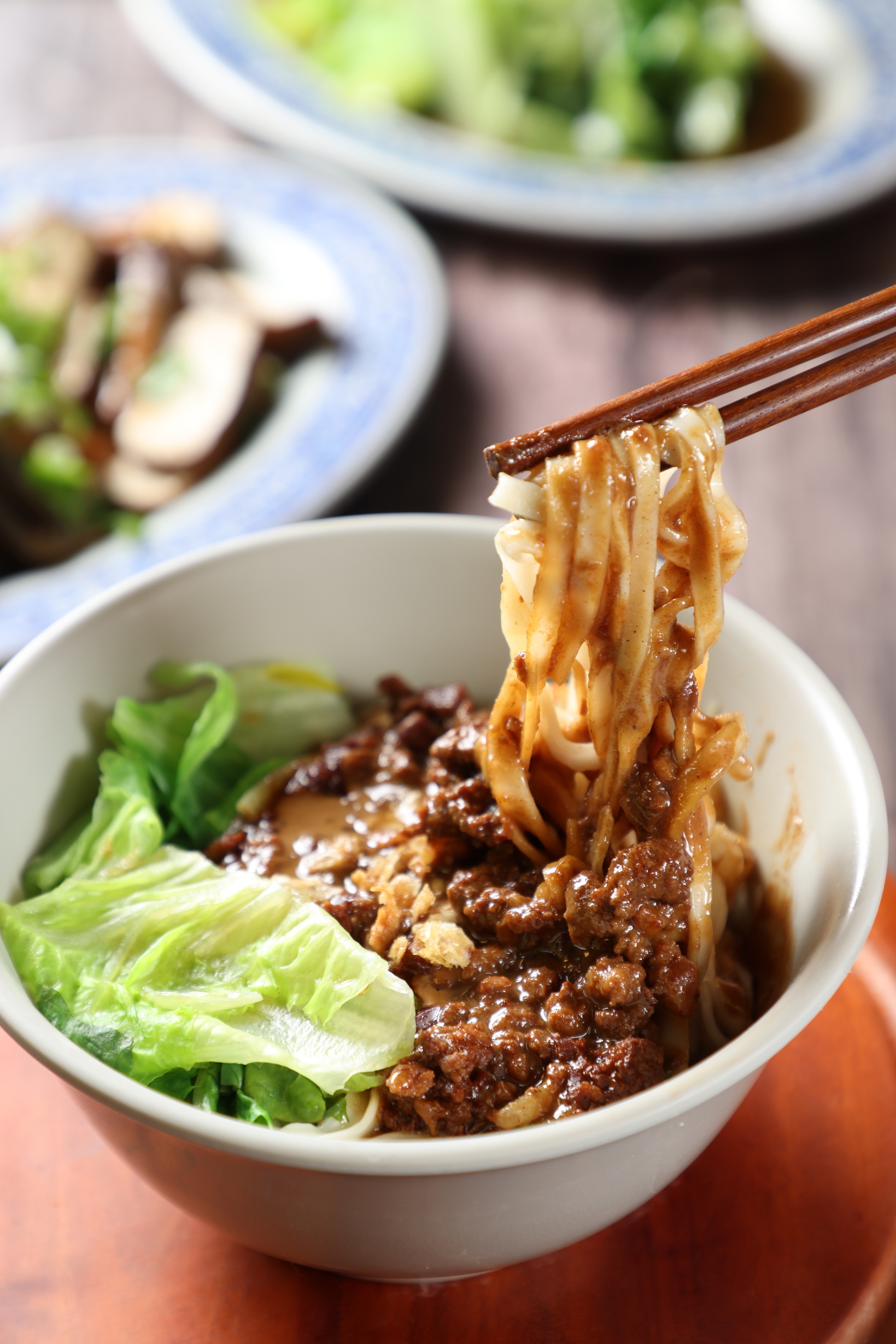結合麻醬與榨醬的「招牌麵」濃郁麻醬香與肉感，一次滿足。（45元／碗）
