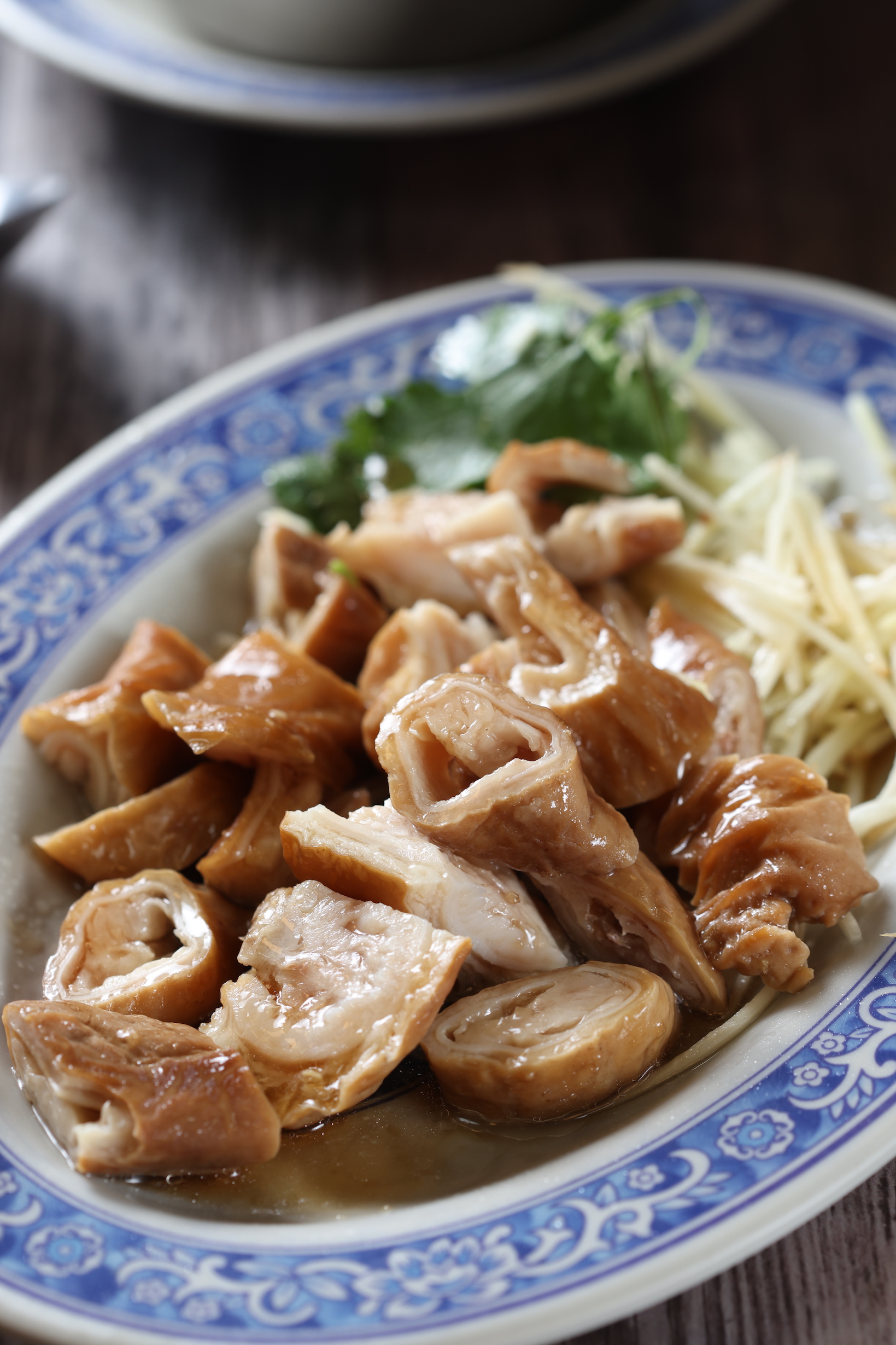 「滷大腸頭」甜潤入味，是必點的小菜。（95元／份）