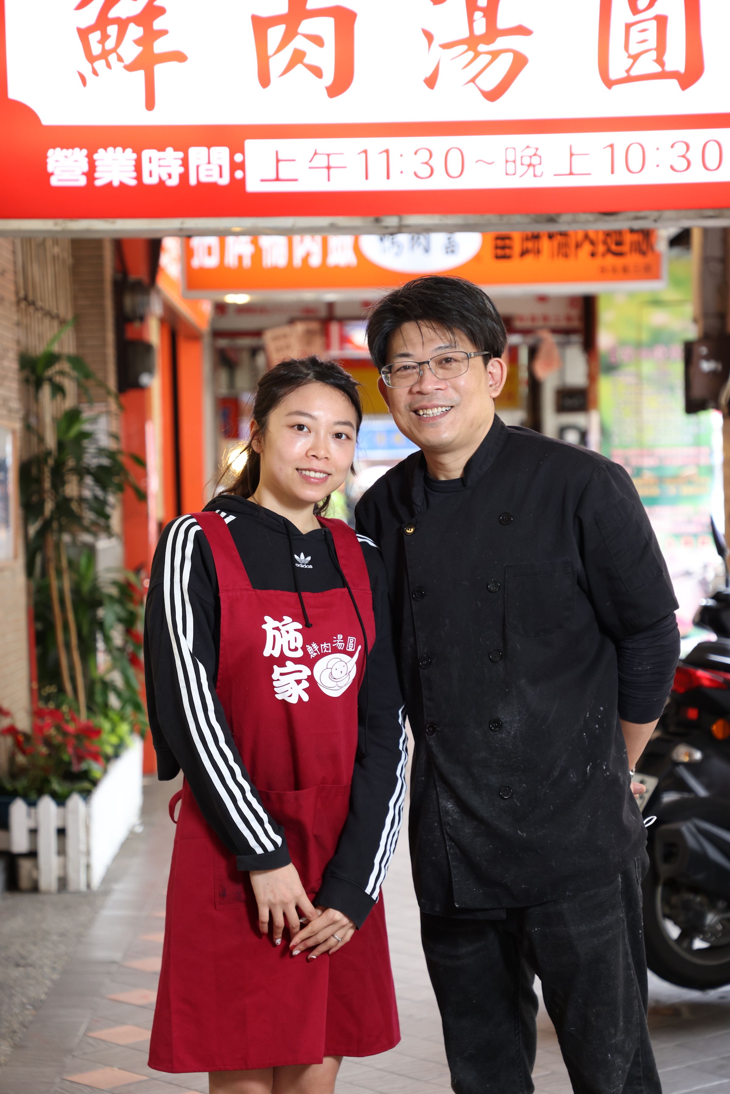 第二代老闆施冠群（右）一手撐起老店招牌，女兒施庭筠（左）現也一起在店裡幫忙。