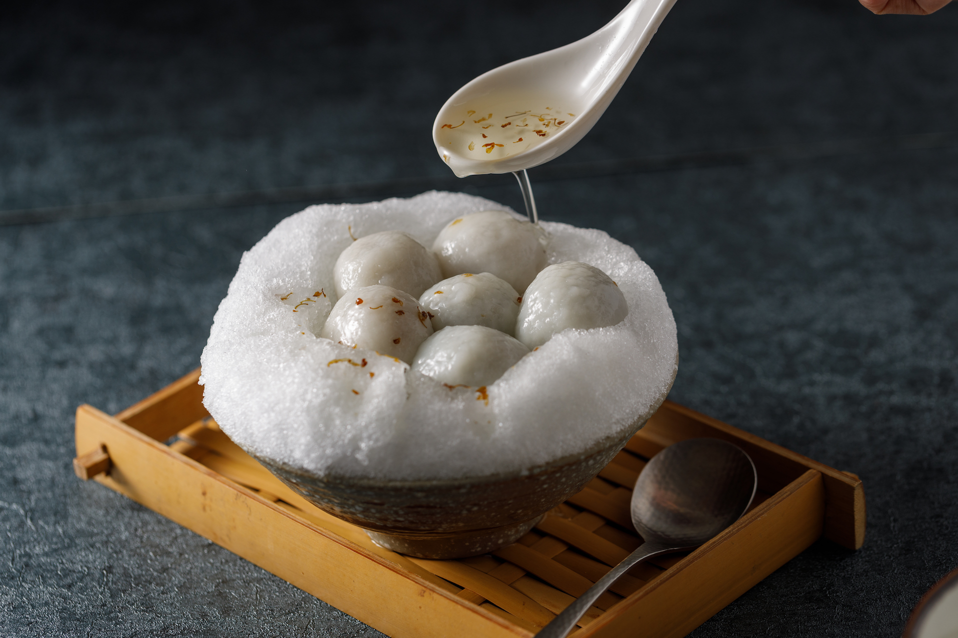 連續3年入選米其林必比登推介的「御品元冰火湯圓」以傳統手搖方式製作元宵。