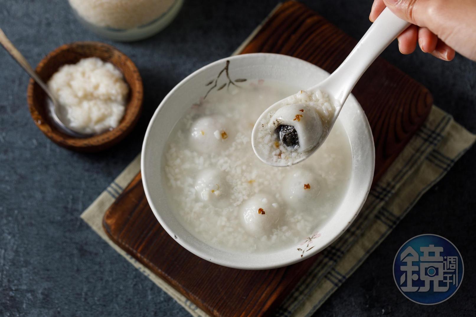 「酒釀芝麻湯圓」綿軟香濃的芝麻元宵與甘甜酒釀相得益彰。（100元／碗）