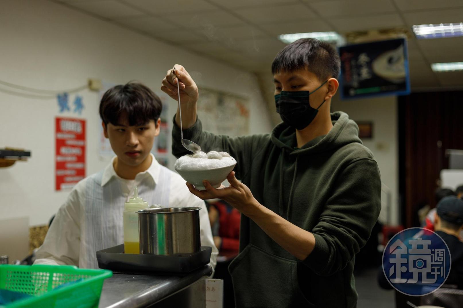 自製桂花蜜隨意讓客人自行添加，吃完元宵還可再加檸檬汁做成桂花檸檬冰。