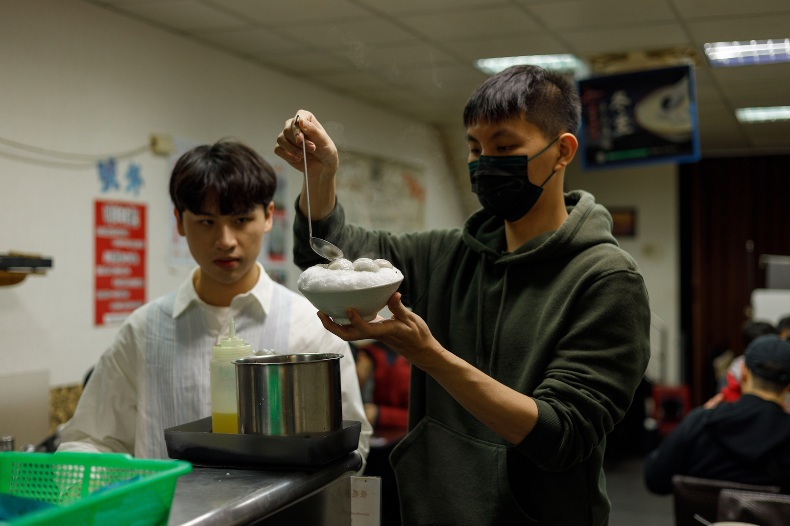 自製桂花蜜隨意讓客人自行添加，吃完元宵還可再加檸檬汁做成桂花檸檬冰。