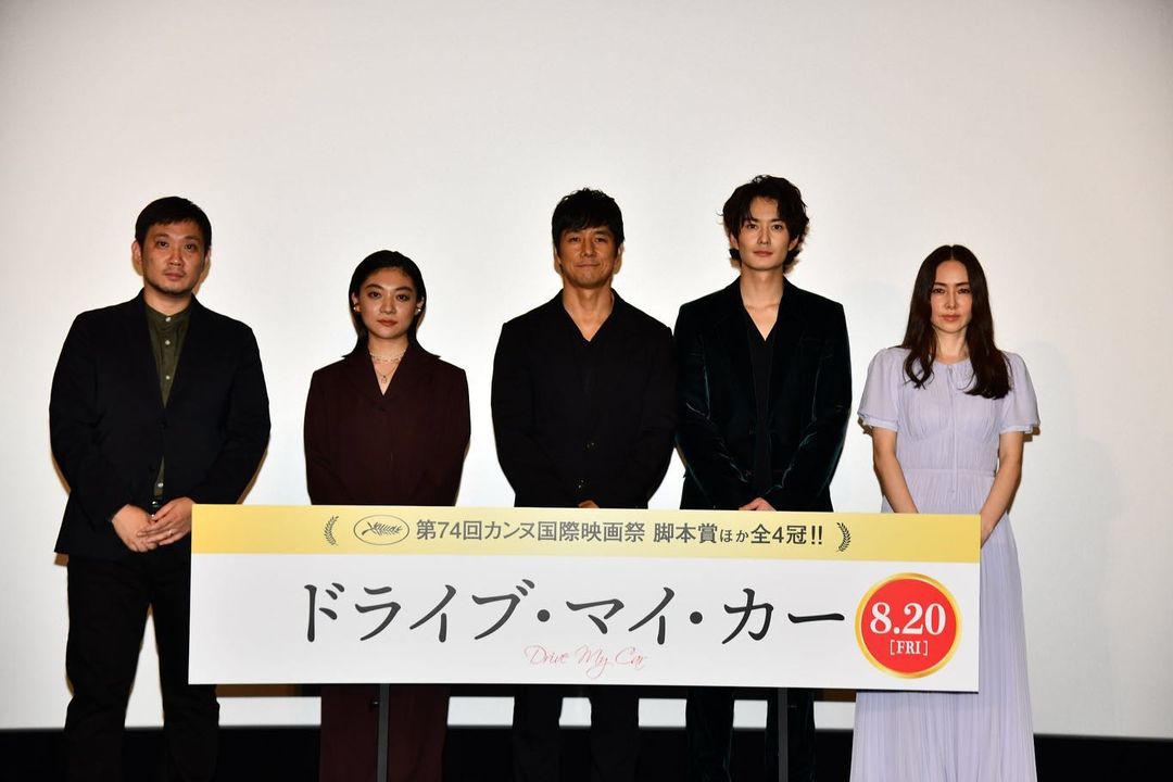 濱口竜介（左）執導的《在車上》去年8月起在日本上映，右起為主要演員霧島麗香、岡田將生、西島秀俊、三浦透子。（翻攝自《在車上》Instagram）