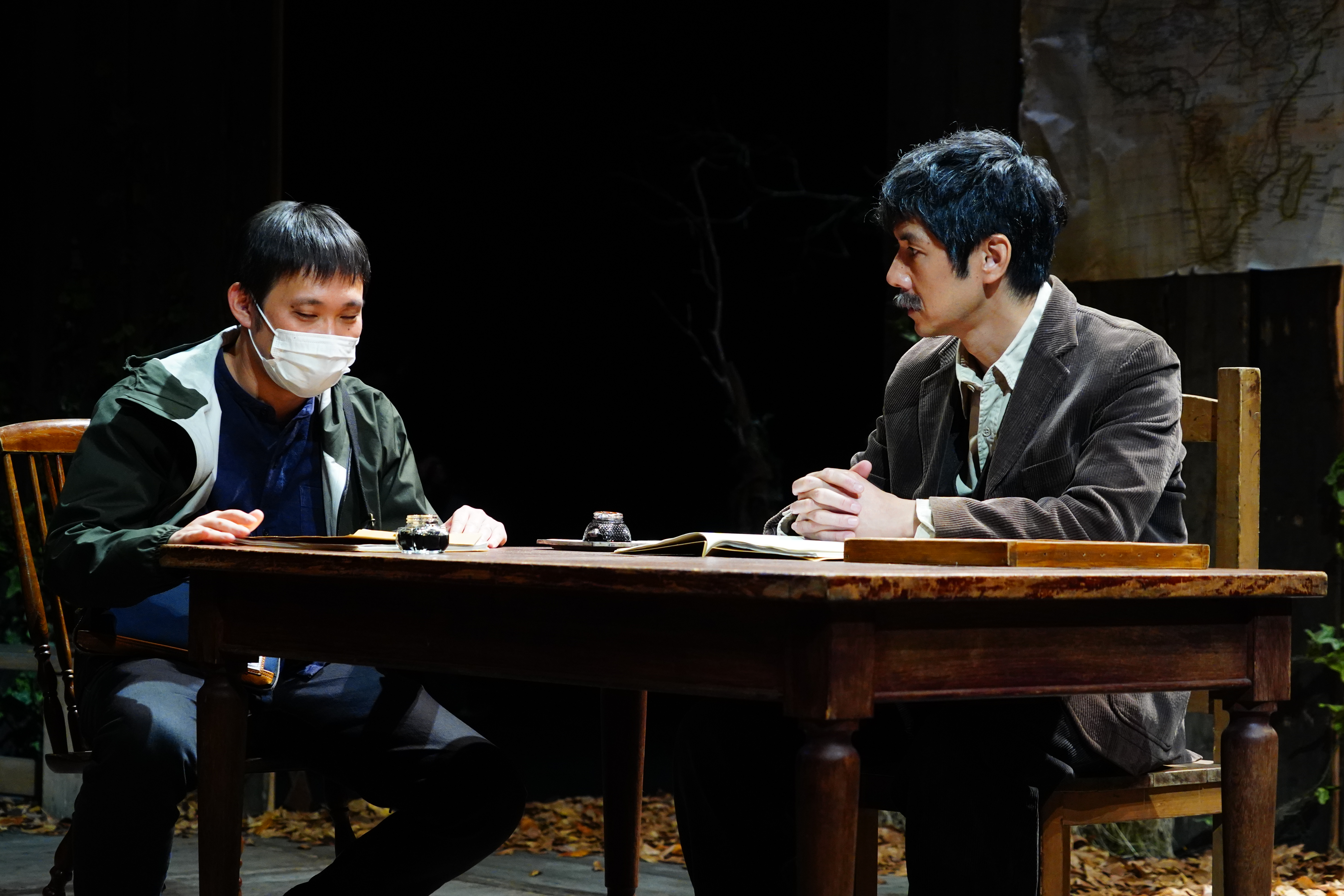 濱口竜介（左）在電影《在車上》融入多國語言舞台劇橋段，西島秀俊飾演演員兼舞台劇導演。（東昊影業提供）