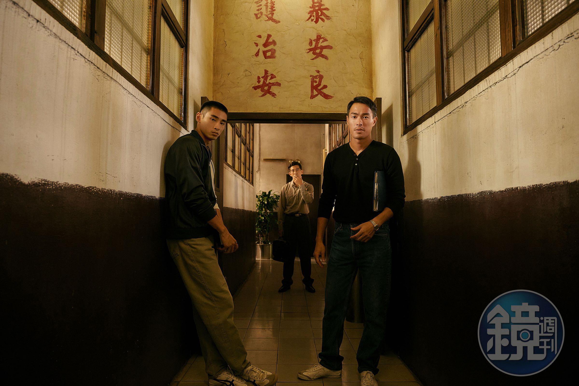 《華燈初上》楊祐寧（右一）、章廣辰（左一）、修杰楷（中）將牽扯出警政系統的祕密黑幕。（Netflix、百聿數碼提供）