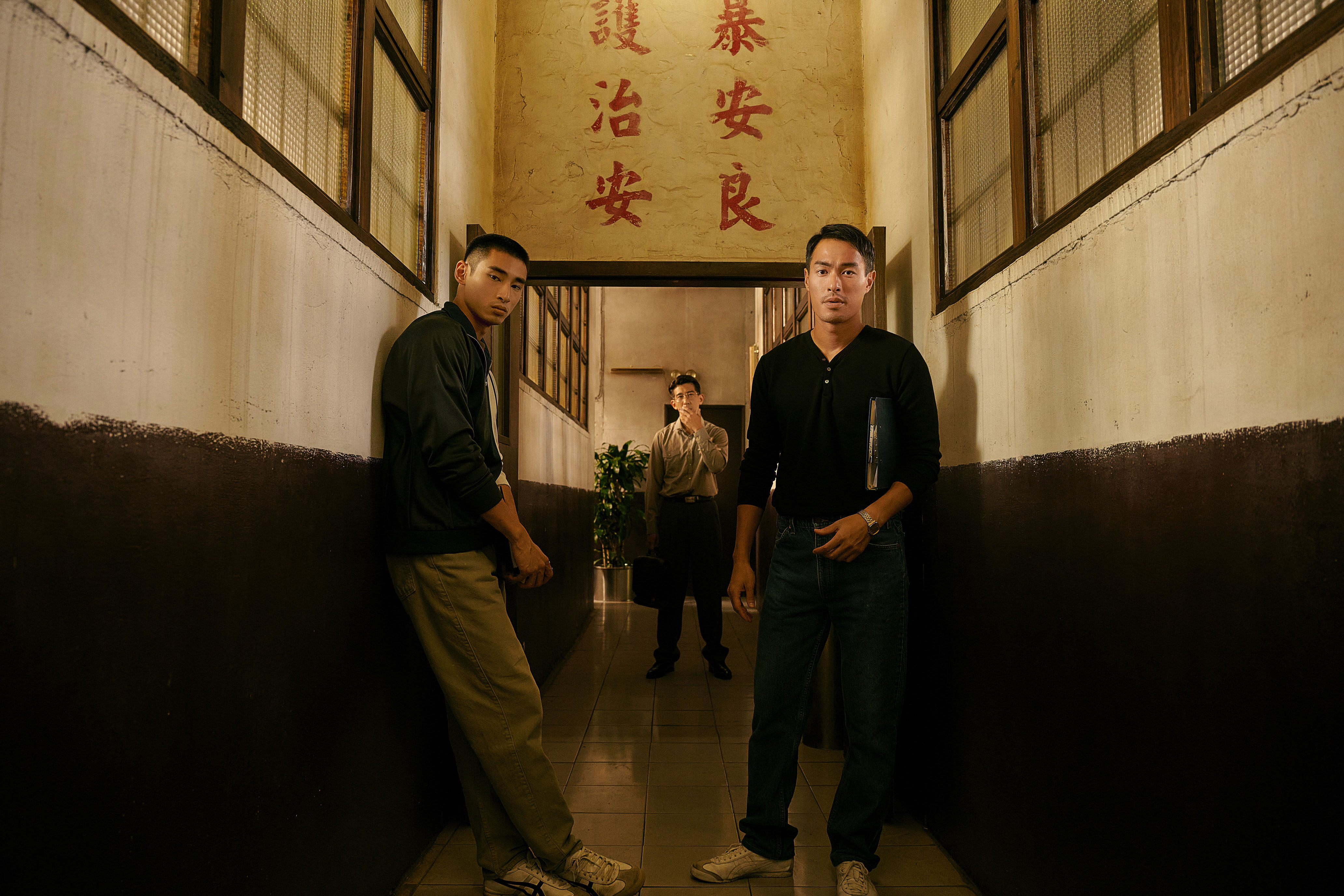 《華燈初上》楊祐寧（右一）、章廣辰（左一）、修杰楷（中）將牽扯出警政系統的祕密黑幕。（Netflix、百聿數碼提供）