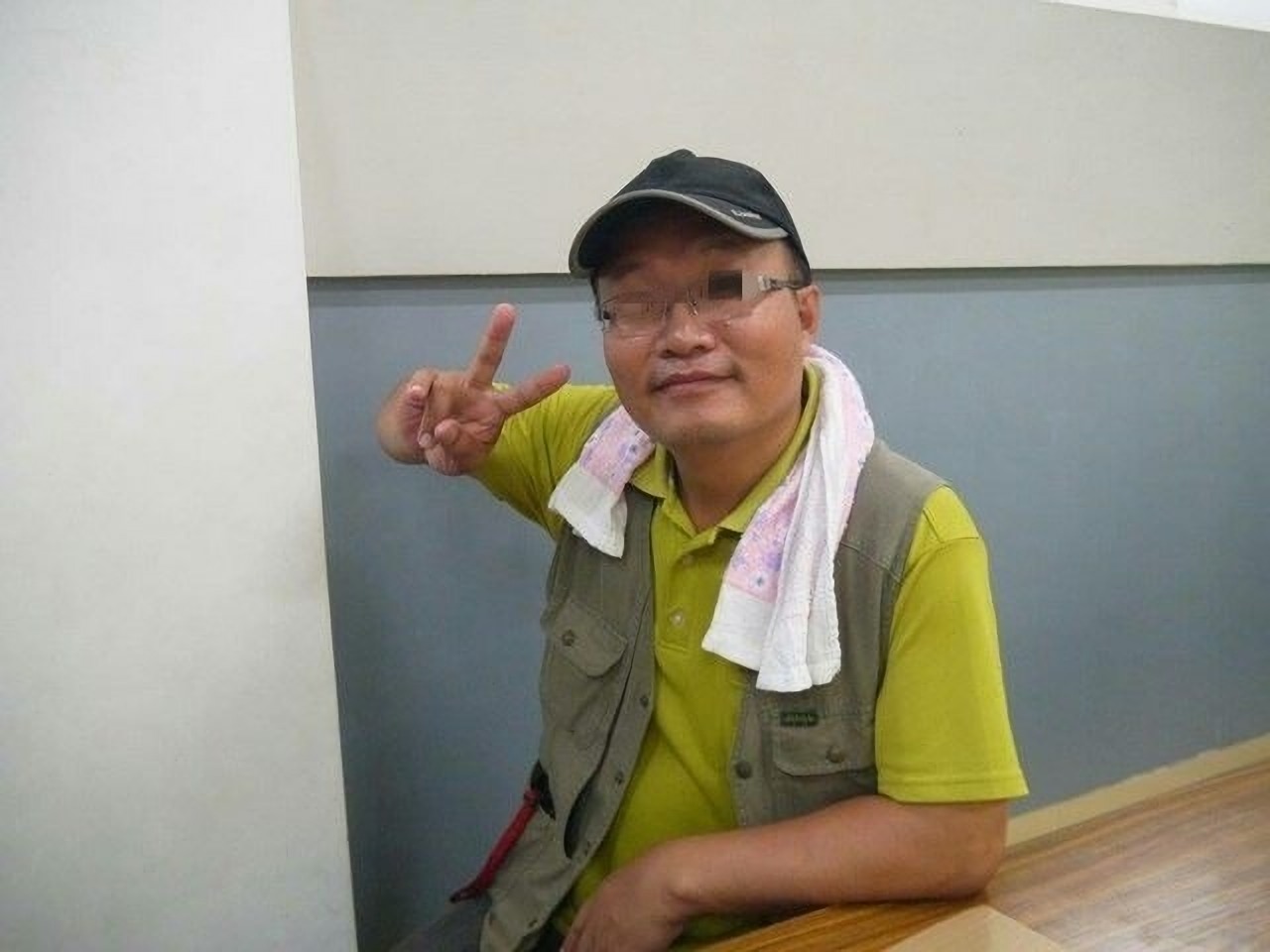 曾獲優良教師的國小導師張博勝，因犯下強制猥褻罪遭判刑4年10個月，並須賠償學生及家長145萬。（翻攝畫面）