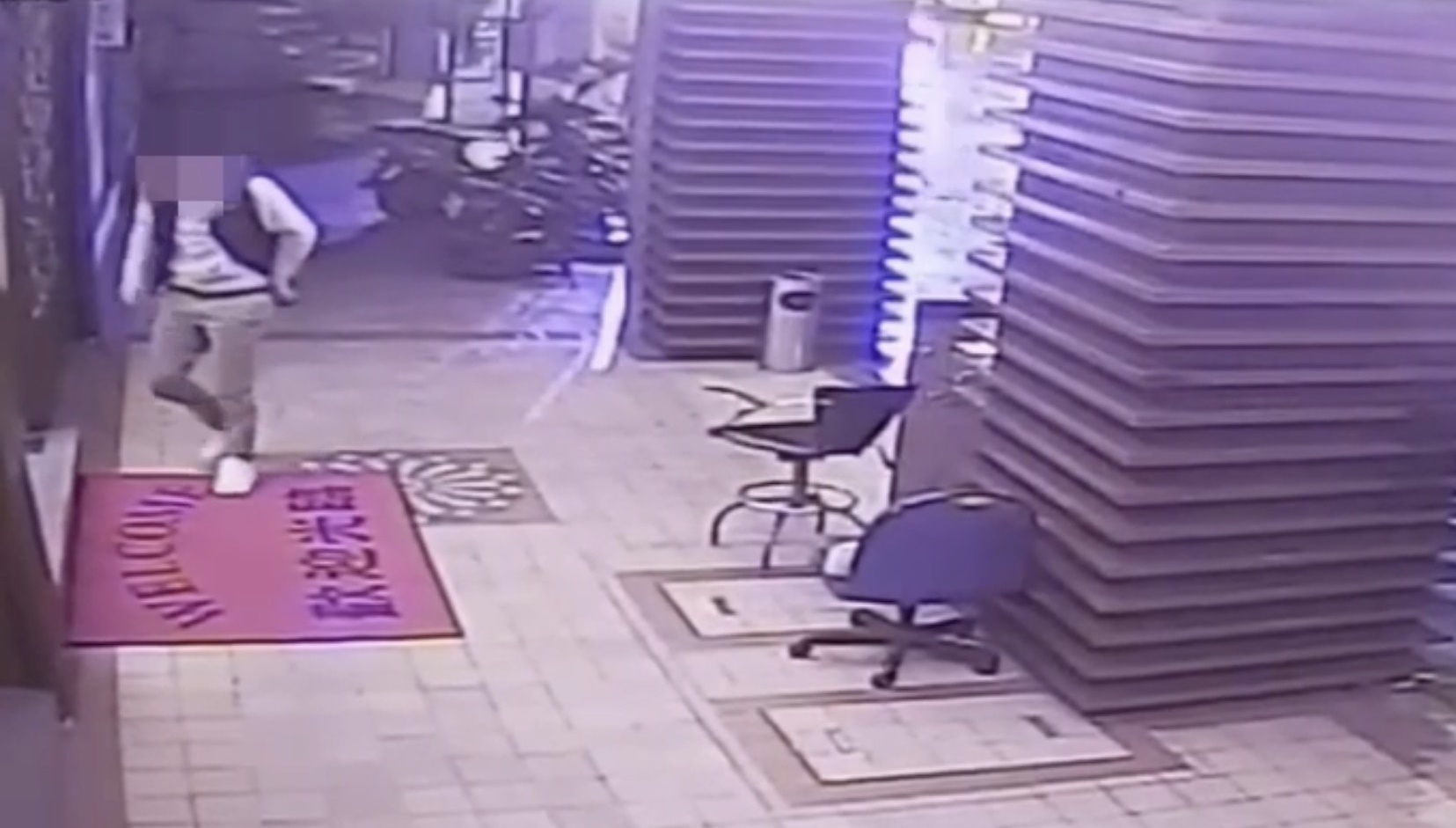 謝男在理容院外咆哮。（翻攝畫面）