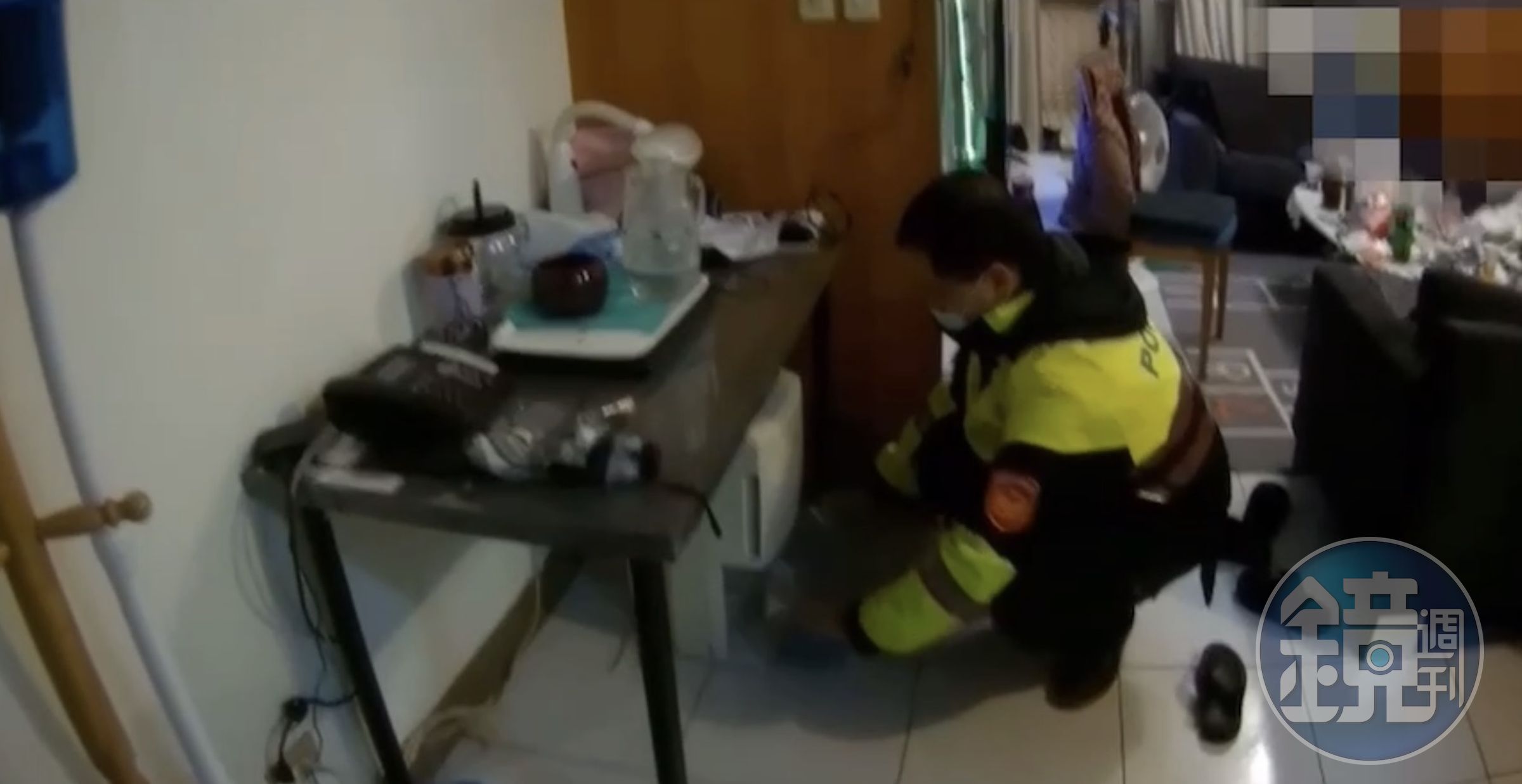 警方至謝男友人家中起出槍枝。（翻攝畫面）