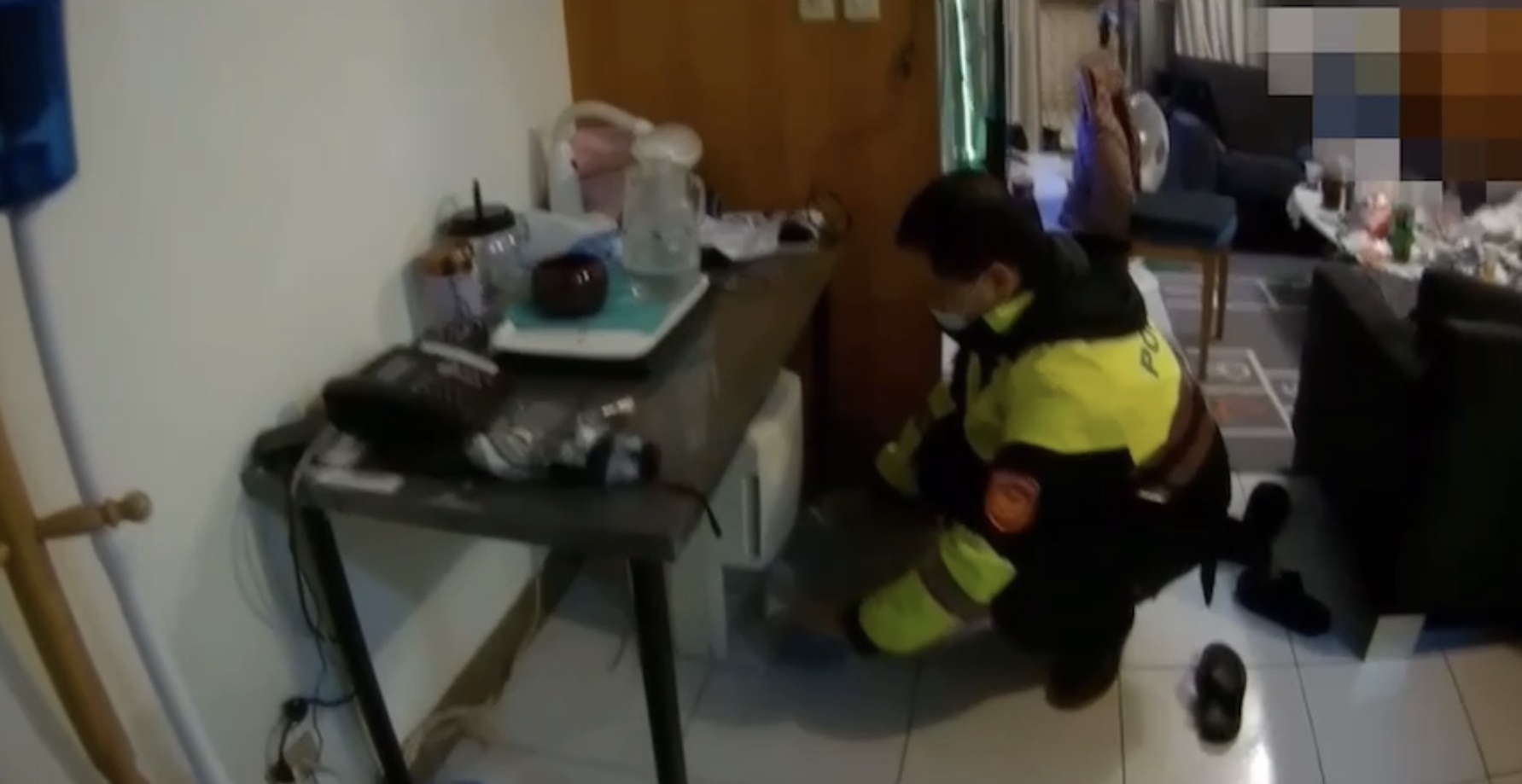 警方至謝男友人家中起出槍枝。（翻攝畫面）