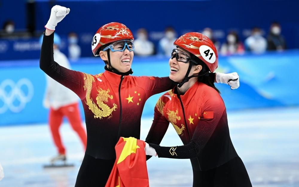 范可新(左)在北京冬奧以「無敵風火輪」一招阻擋與她搶道的加拿大選手查爾絲。(翻攝自@cpcpsd推特)