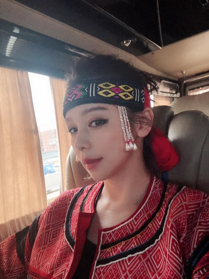 徐若瑄經常PO出穿原住民服飾的圖片，也稱自己是原住民的眼睛不用開眼頭。（翻攝徐若瑄臉書）