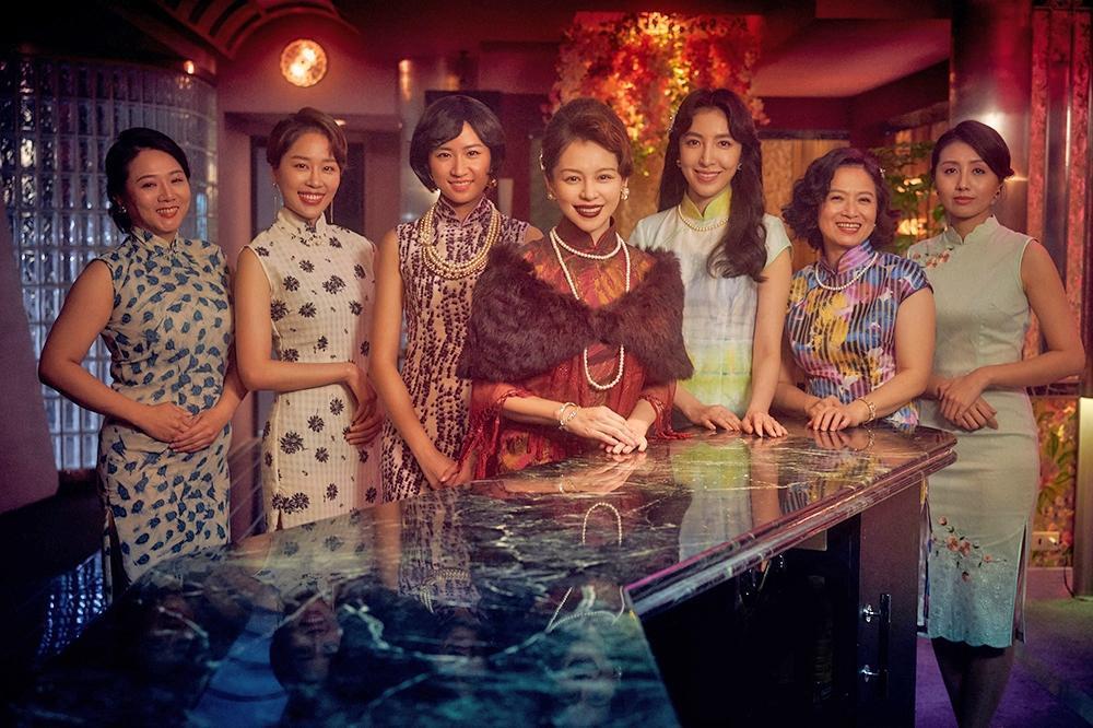 徐若瑄在《華燈初上》客串媽媽桑,一出場就成話題。(Netflix提供)