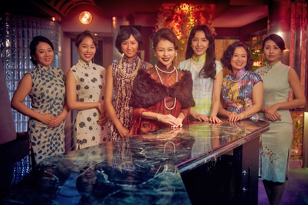 徐若瑄在《華燈初上》客串媽媽桑，一出場就成話題。（Netflix提供）