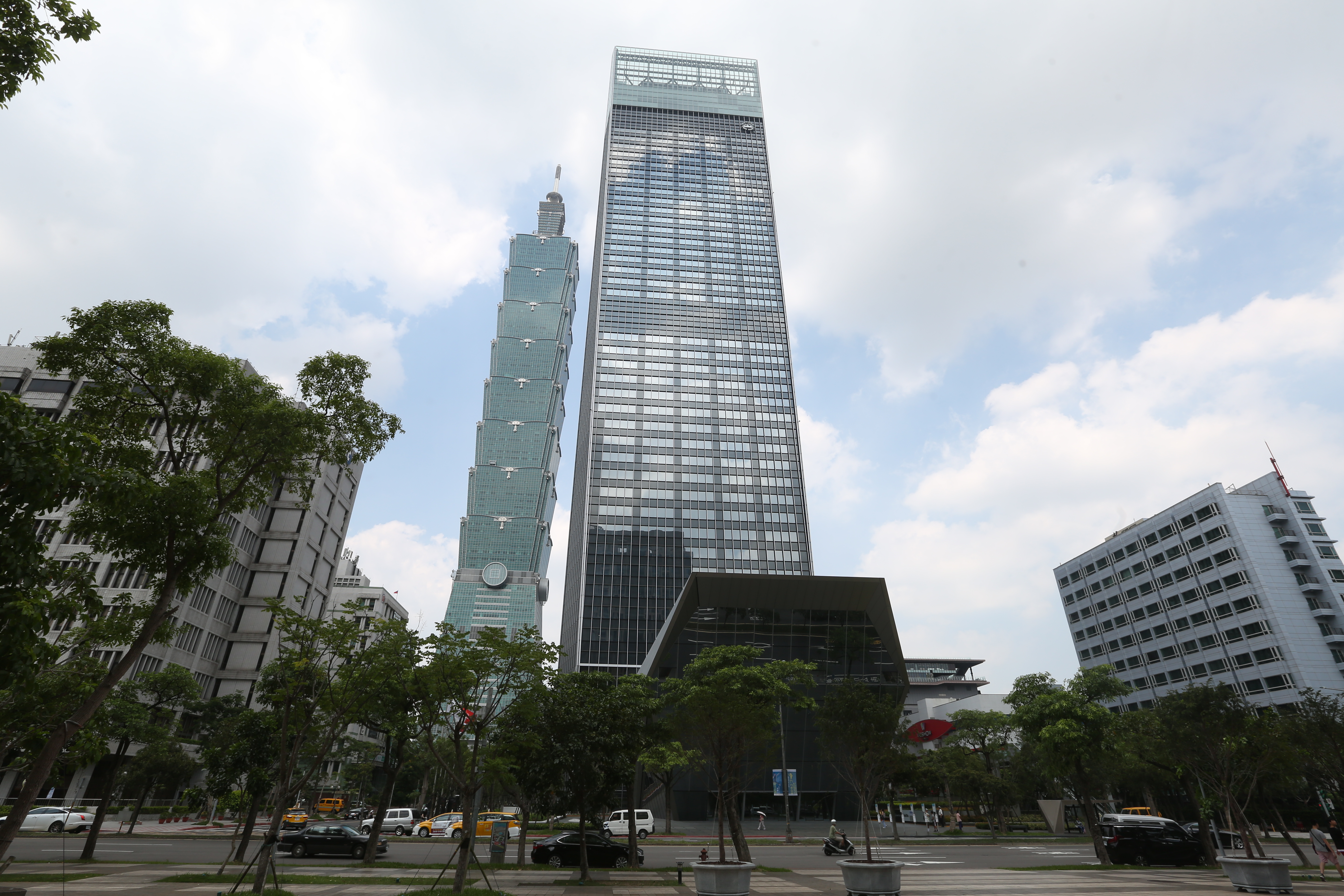 針對板橋確診者在北市信義區上班，北市府呼籲該確診者職場的南山廣場大樓7,000人快去篩檢。（本刊資料照）