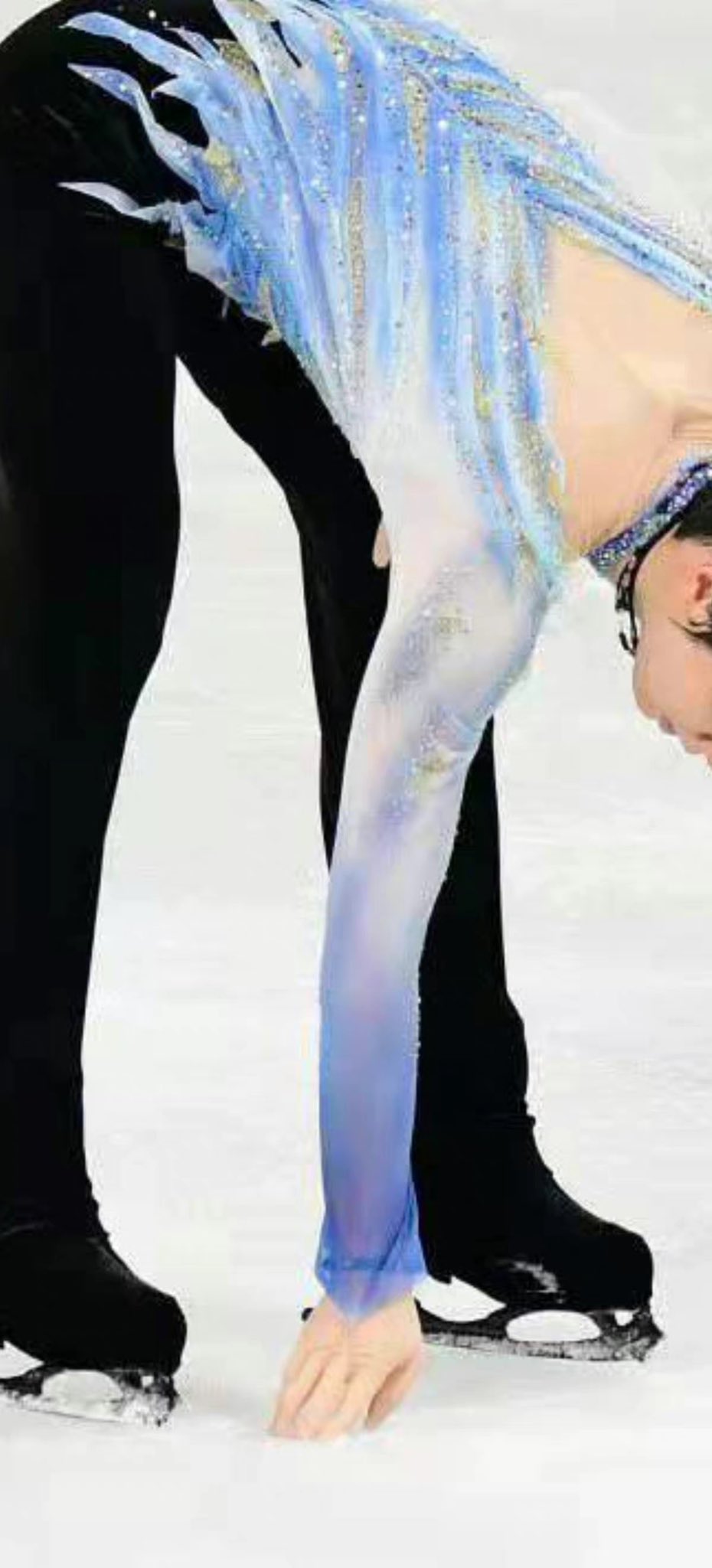 羽生結弦下場時特別摸了摸讓他失誤的「洞」。（翻攝ChienHanyu推特）