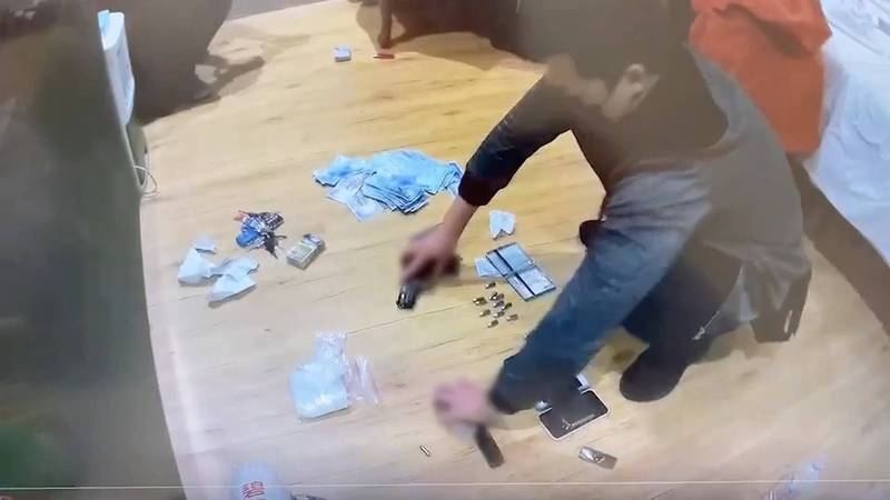 警方查在田嫌隨身攜帶的槍彈,並在他車上搜出槍枝、毒品、贓款等證物。(警方提供)