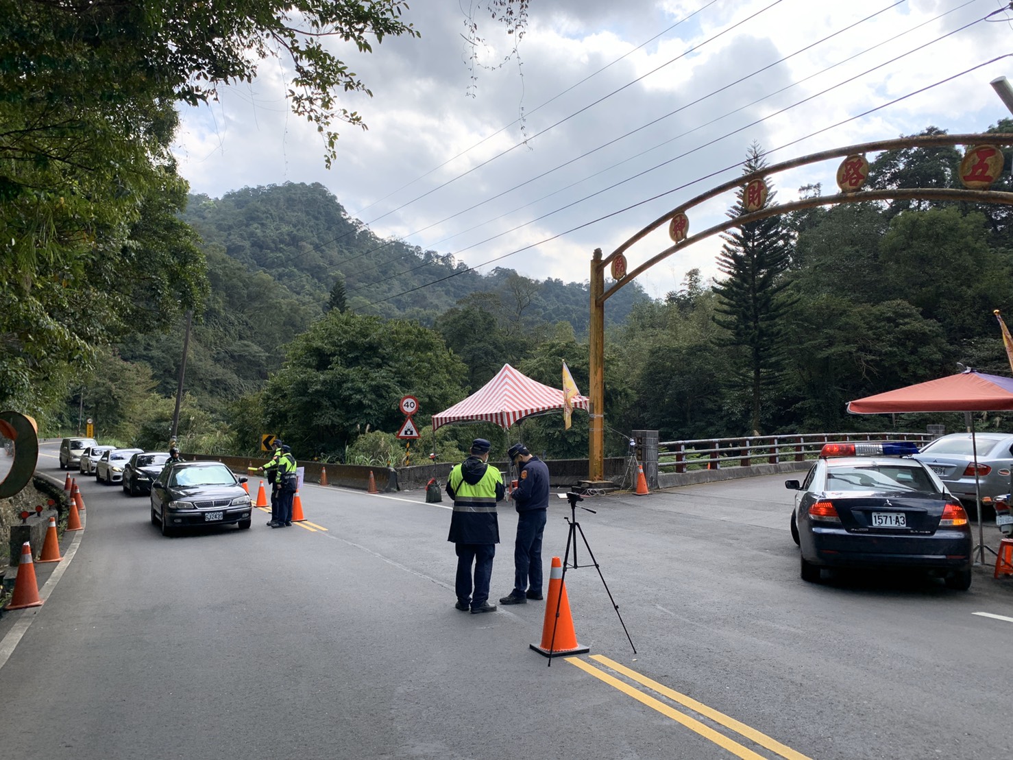 天燈節活動期間除領有通行證車輛、接駁公車、媒體採訪車、工作人員車輛外,其餘均不得進入。(警方提供)