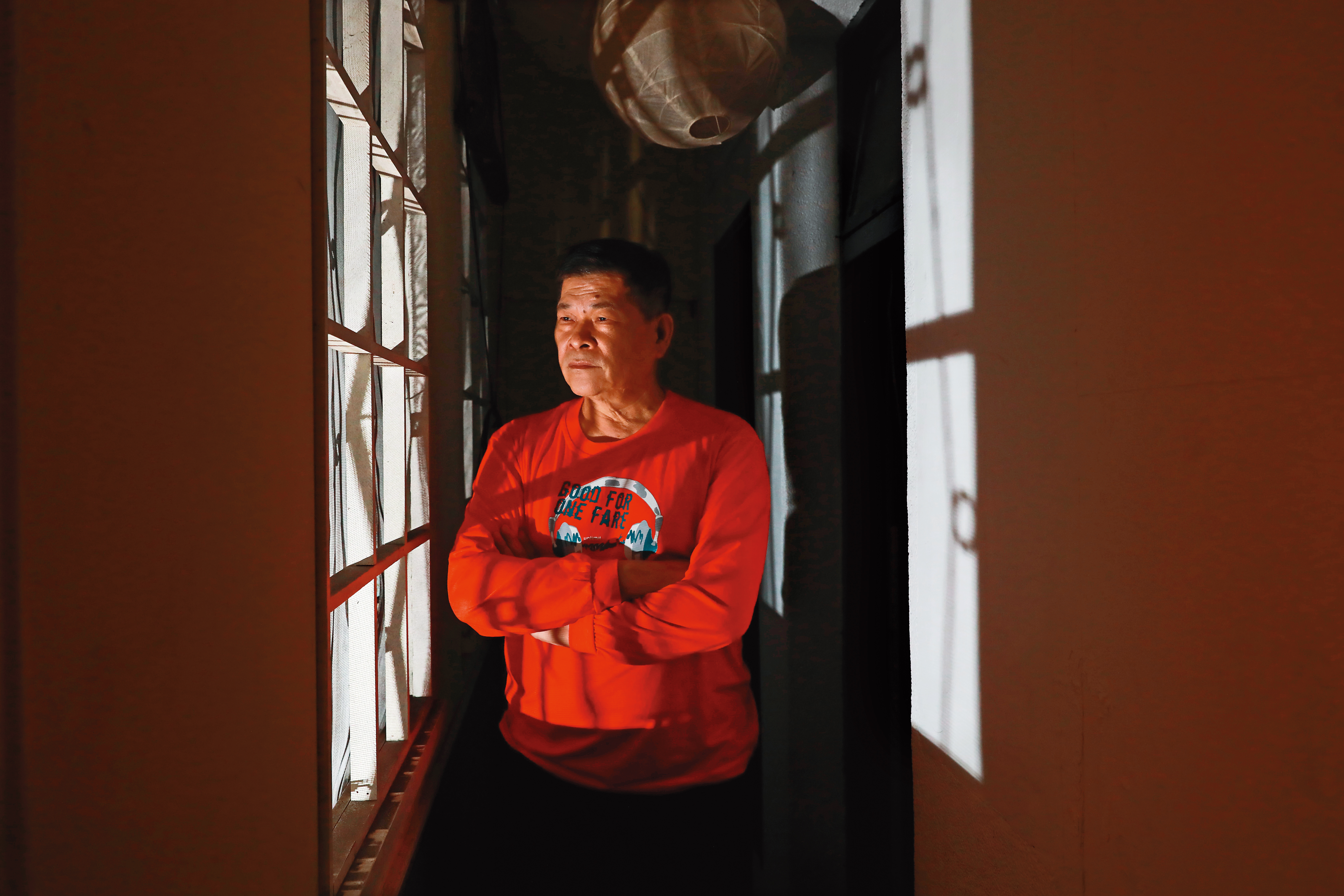 澎恰恰因拍攝電影 欠下龐大債務，除了錢財， 女人亦是他演藝生涯難過的關卡。