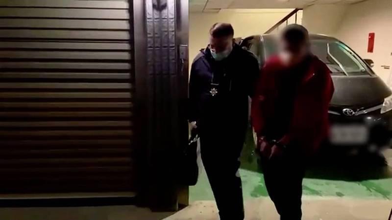 警方在汽車旅館逮捕田嫌、姜嫌,押解回刑大偵辦,訊後依毒品、槍砲等罪嫌移送。(警方提供)