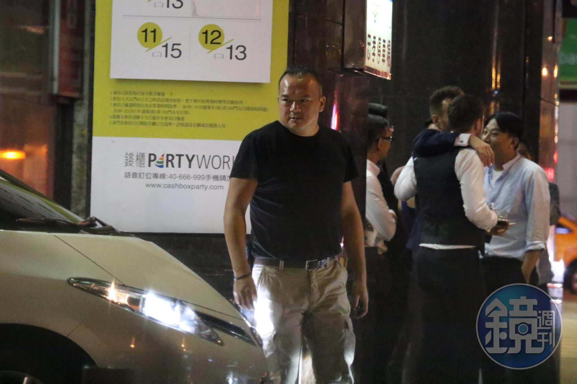過去本刊曾經拍到明金成的夜晚行程,看似喝得有點多。(本刊資料照)★鏡週刊關心您:未滿18歲禁止飲酒,飲酒過量害人害己,酒後不開車,安全有保障。