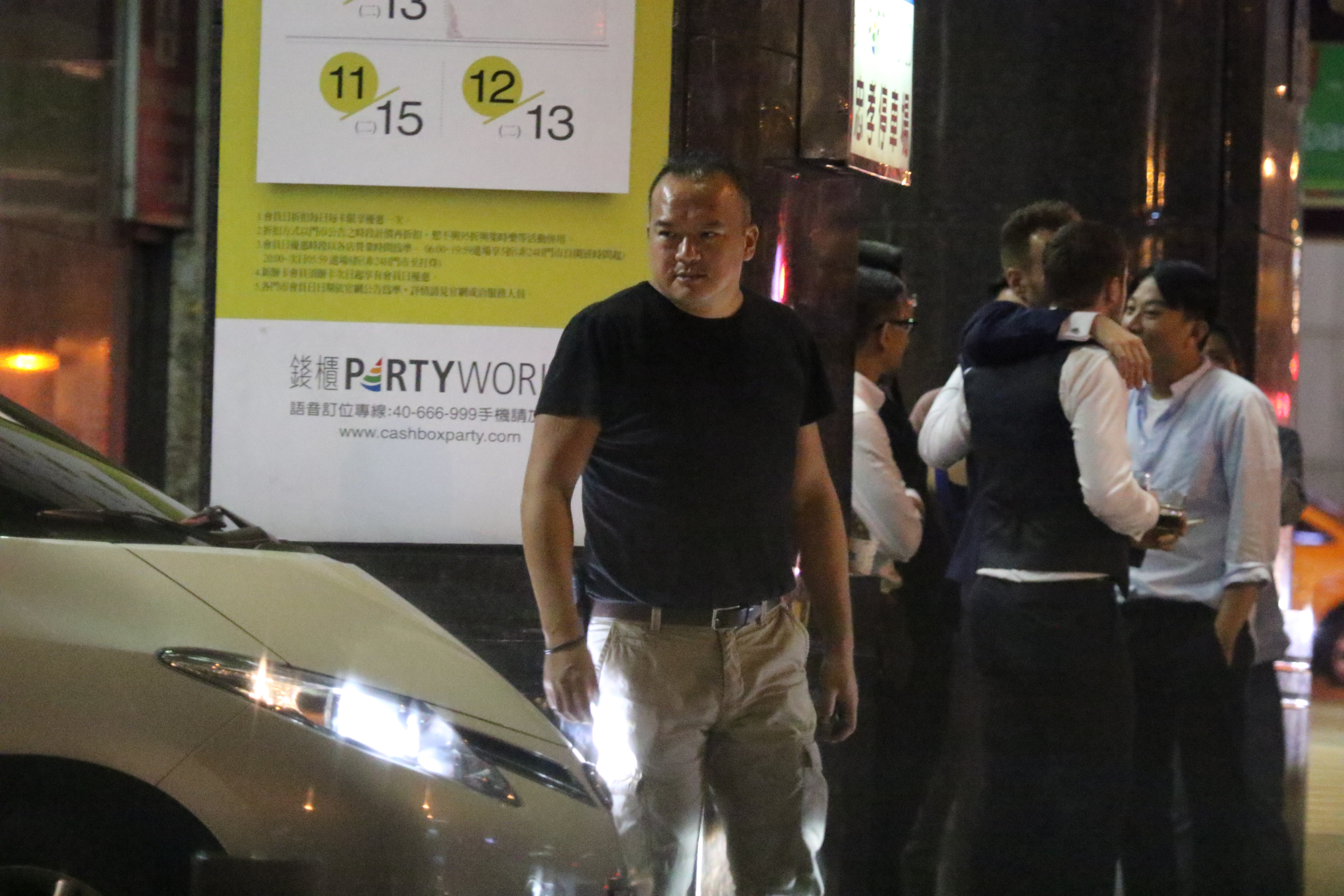 過去本刊曾經拍到明金成的夜晚行程，看似喝得有點多。（本刊資料照）★鏡週刊關心您：未滿18歲禁止飲酒，飲酒過量害人害己，酒後不開車，安全有保障。