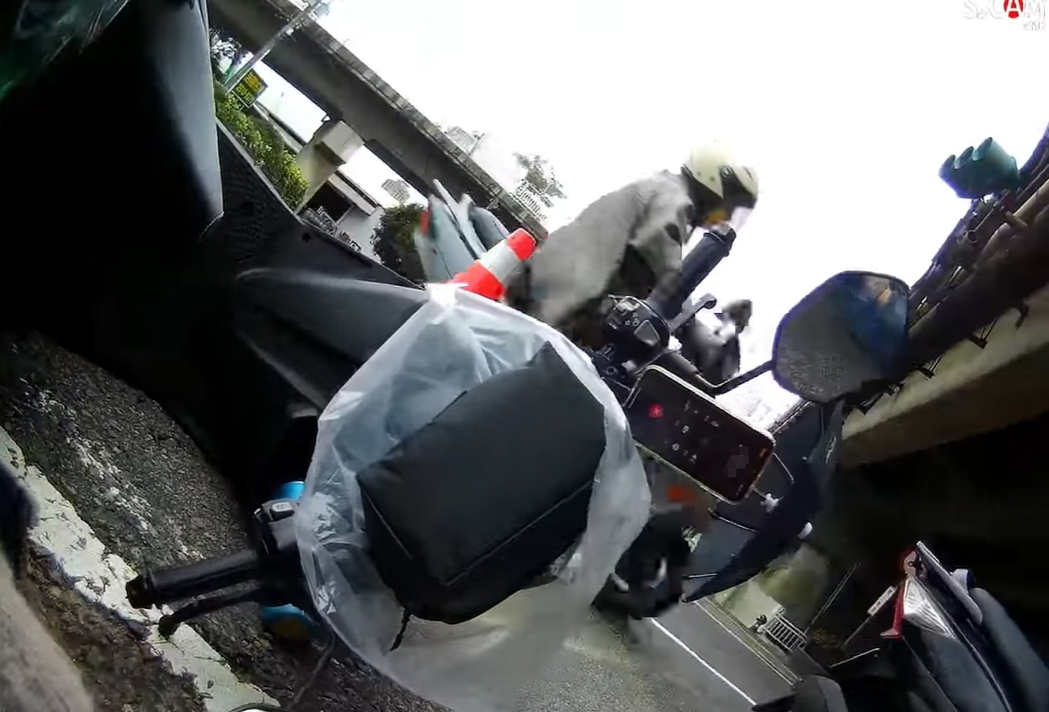 從女網友摔車後,可見手機正顯示「通話中」。(翻攝自爆廢公社公開版臉書)
