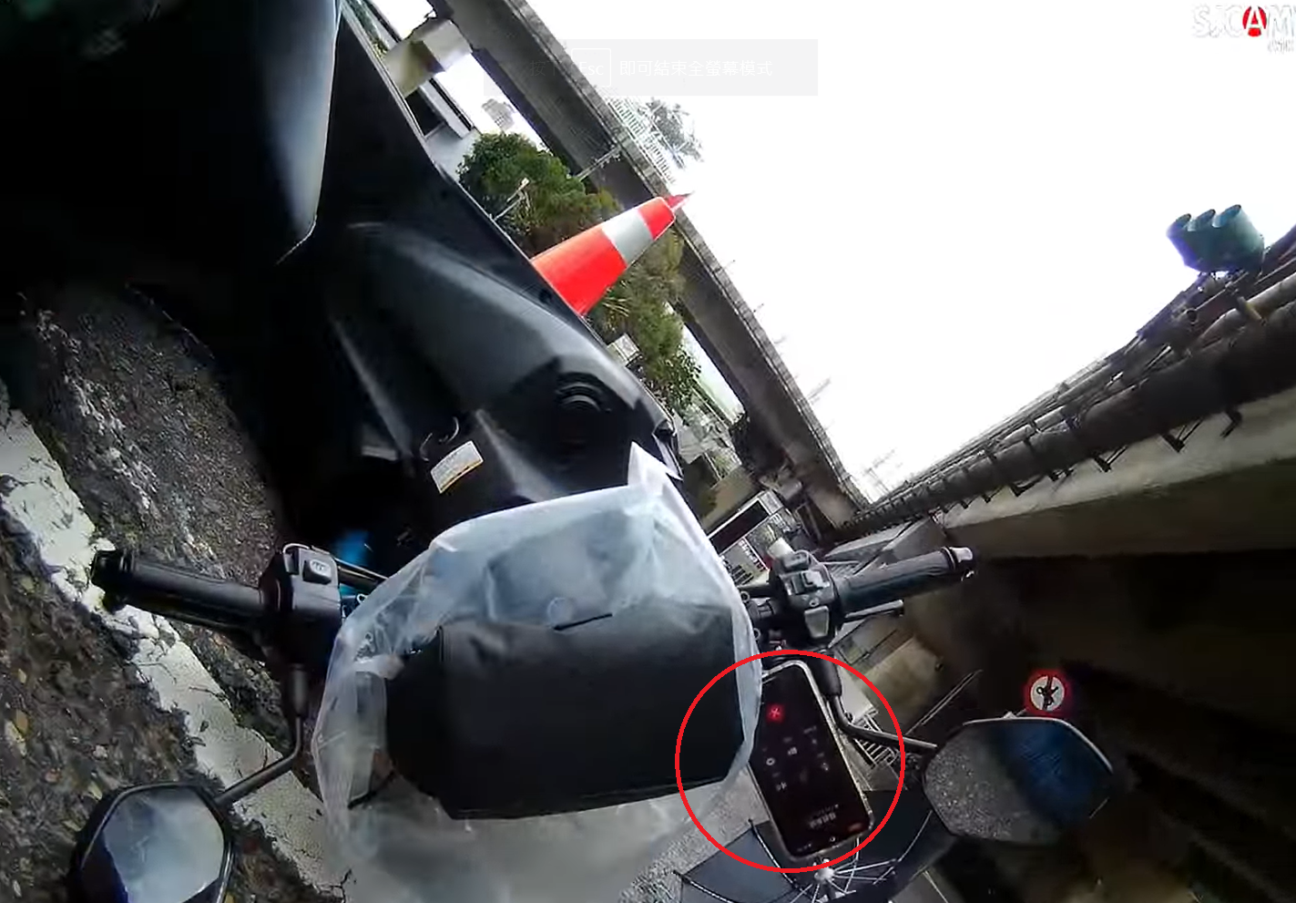 一名女騎士因分心講電話摔車，反而怪警察擺放三角錐。（翻攝自爆廢公社公開版臉書）