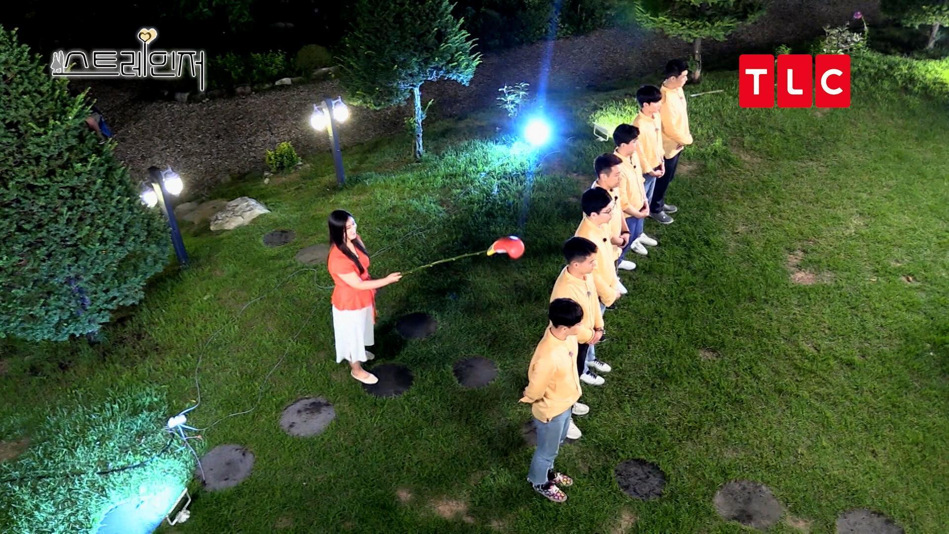 《愛上陌生人》走的是曖昧路線,女生在一天的相處後要選出有好感的男生。(TLC旅遊生活頻道提供)