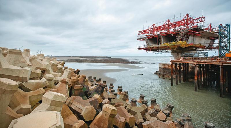 台灣中油三接外推案經過3小時會議討論，終於順利闖過初審關卡，再外推方案將送環評大會審查。（資料照，總統府提供）