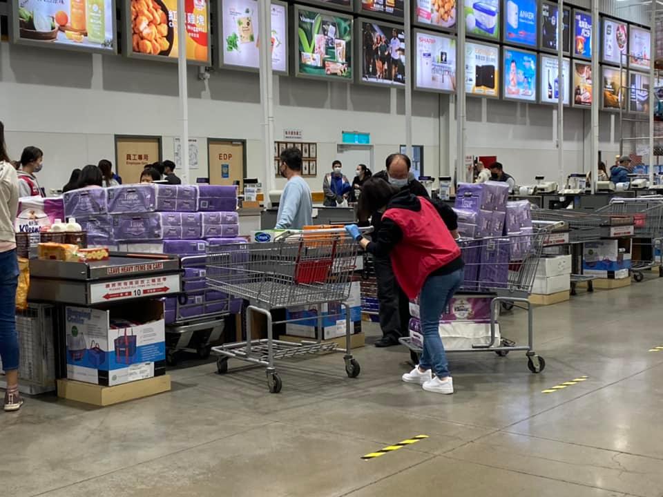 由於衛生紙預計於月底將漲價，好市多就出現搶購潮。（翻攝自Costco好市多 商品經驗老實說臉書）