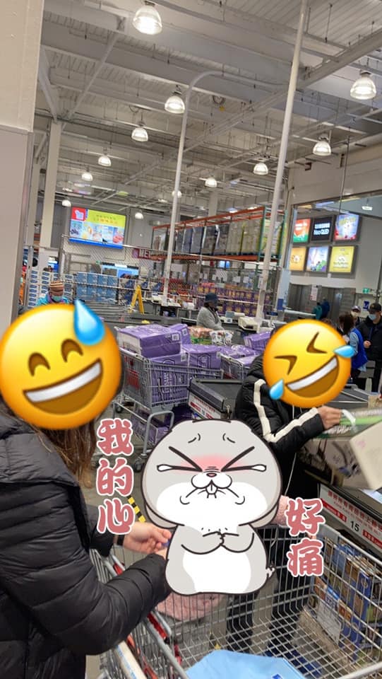 有網友也分享，有不少人推著好幾車的衛生紙前往結帳。（翻攝自Costco好市多 商品經驗老實說臉書）
