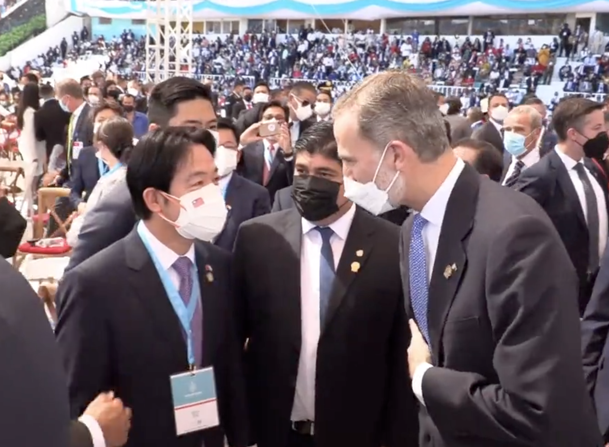 西班牙國王菲利普六世（右）上月才在宏都拉斯總統就職典禮與賴清德（左）寒暄。（翻攝Casa de S.M. el Rey推特影片）