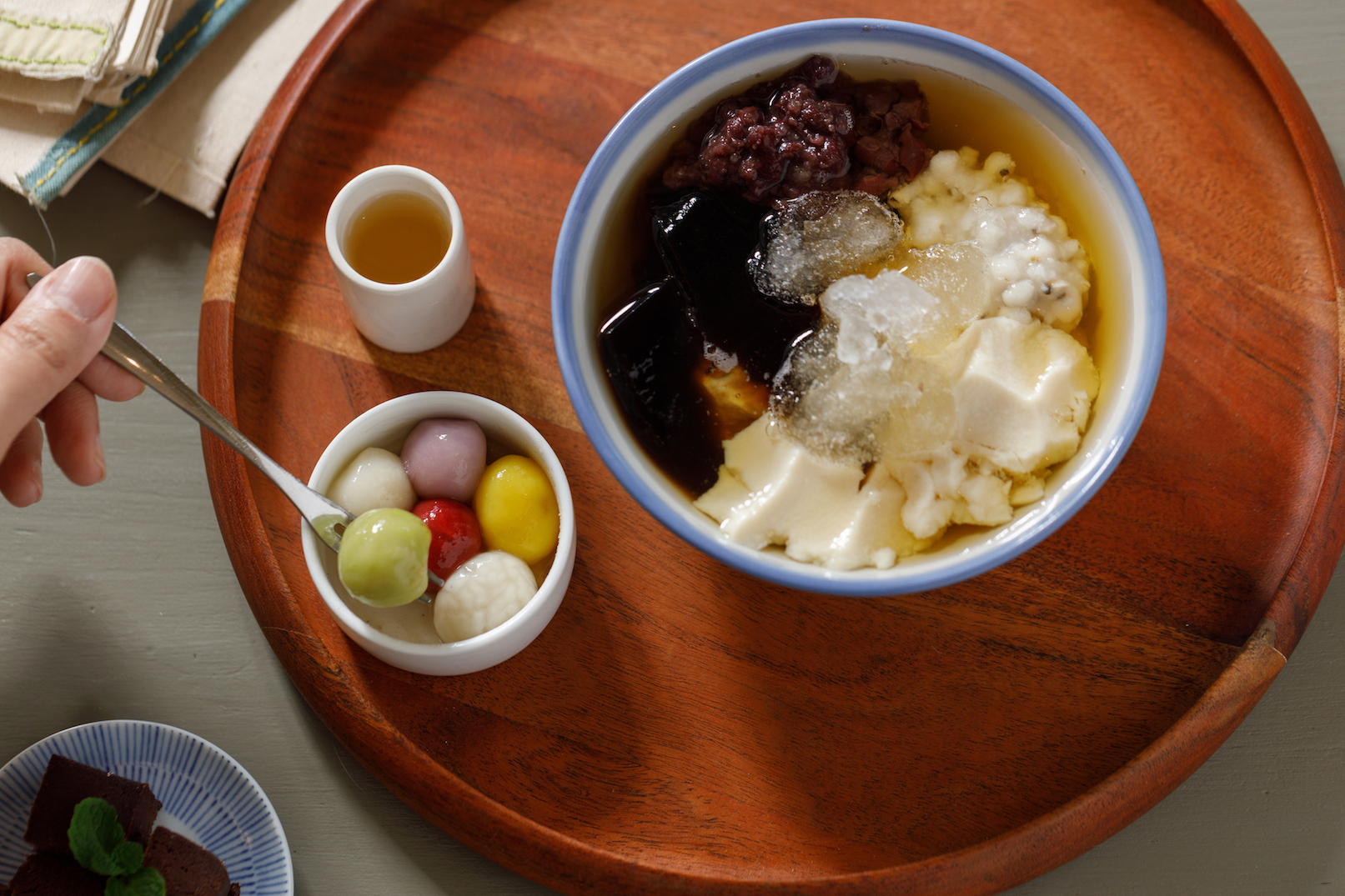 宜蘭「飛魚食染」的「京都白玉豆花」，湯圓皆為純天然手工製作。