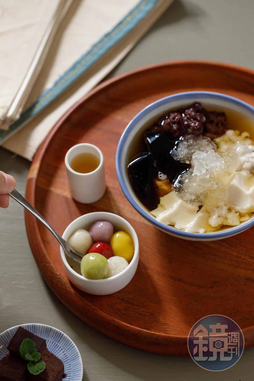 「京都白玉豆花」以礁溪綠茶、紫薯、紅麴等天然食材製成的湯圓，搭配仙草紅豆薏仁鹽滷豆花，冰涼清甜。（70元／份）