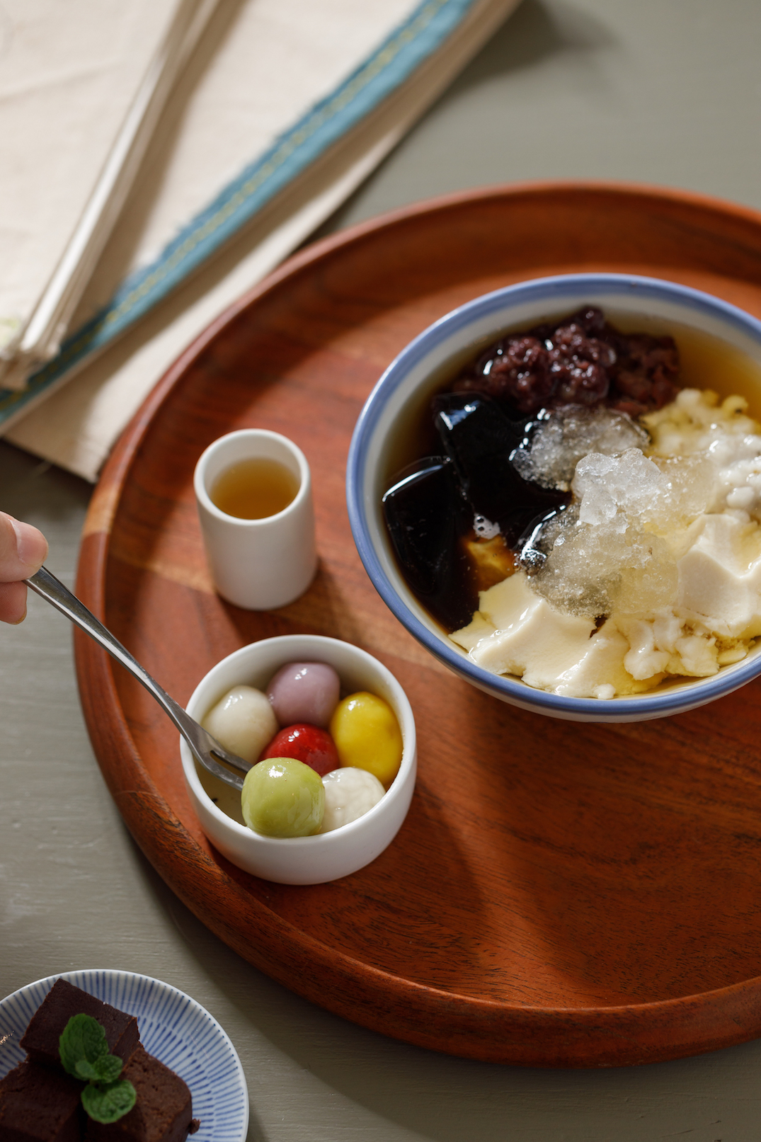 「京都白玉豆花」以礁溪綠茶、紫薯、紅麴等天然食材製成的湯圓，搭配仙草紅豆薏仁鹽滷豆花，冰涼清甜。（70元／份）