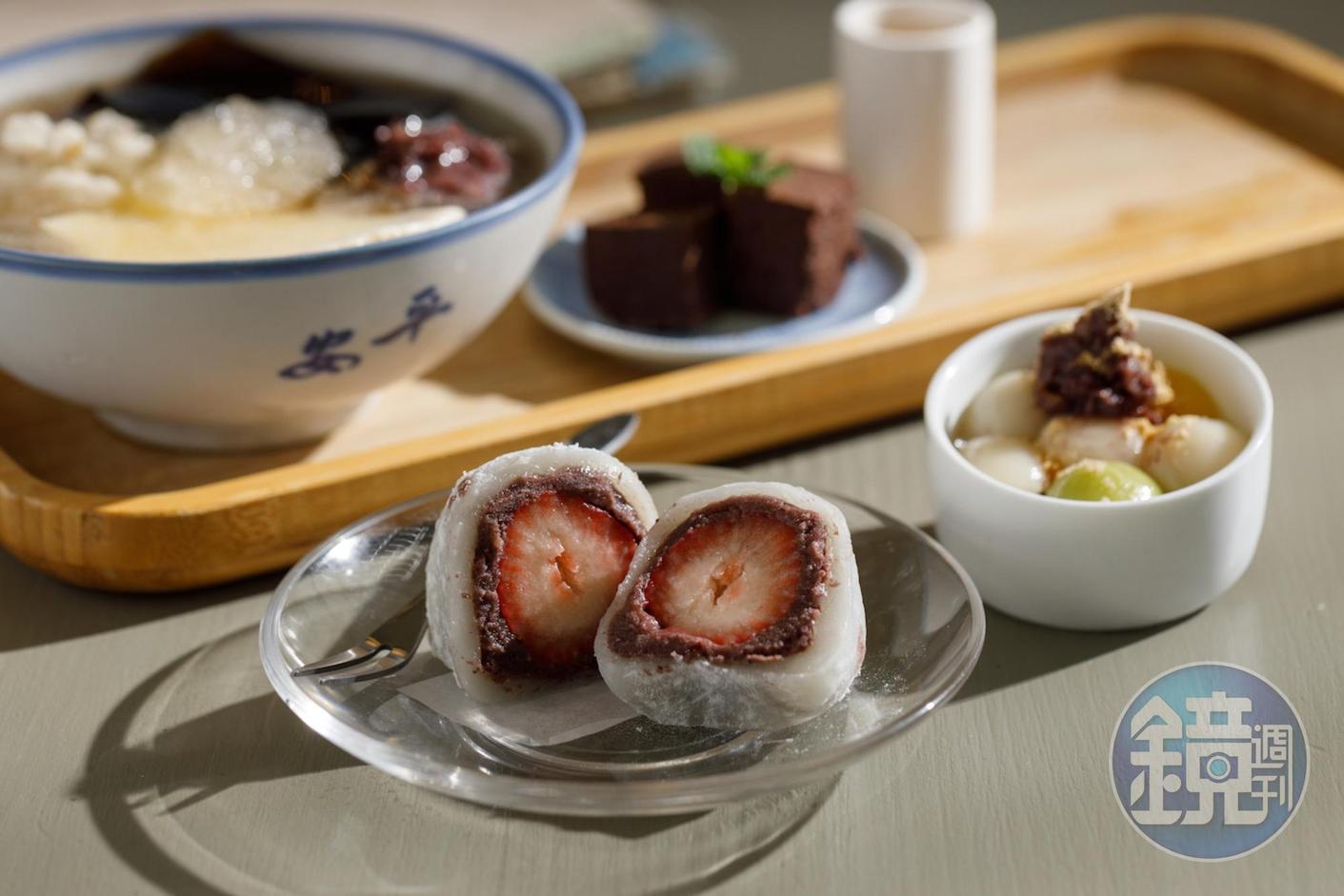 「草莓大福」為季節限定，Q滑純米外皮包入苗栗小農草莓與手炒豆泥，酸香多汁。（甜點拼盤組合120～150元／份，單顆草莓大福45～60元）