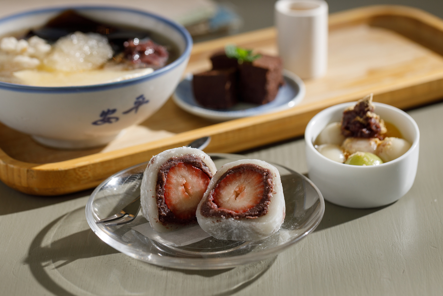 「草莓大福」為季節限定，Q滑純米外皮包入苗栗小農草莓與手炒豆泥，酸香多汁。（甜點拼盤組合120～150元／份，單顆草莓大福45～60元）