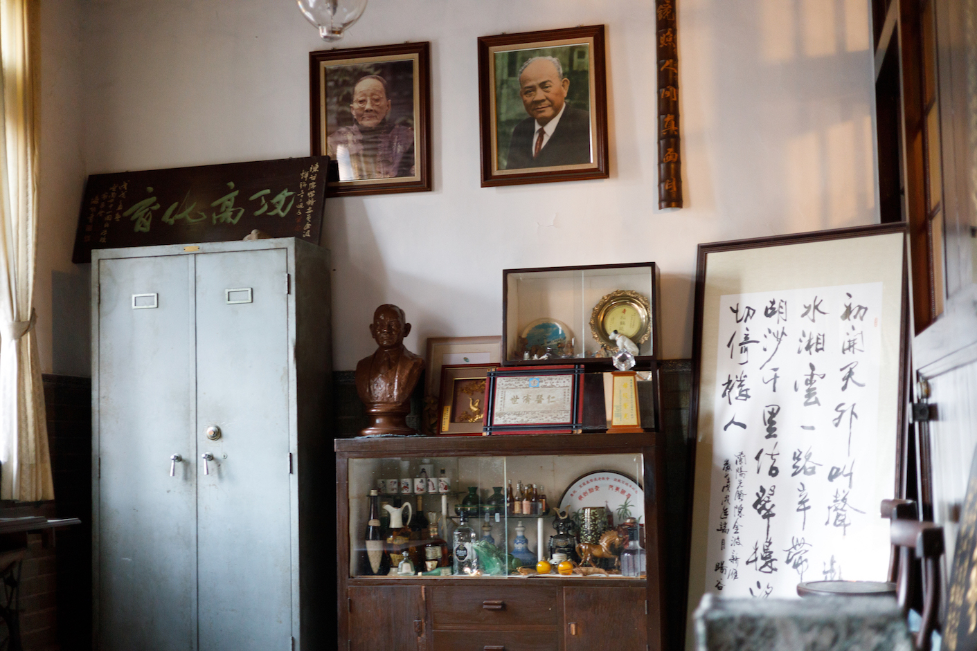 2樓空間可見昔日屋主陳金波醫師的文物展示區。