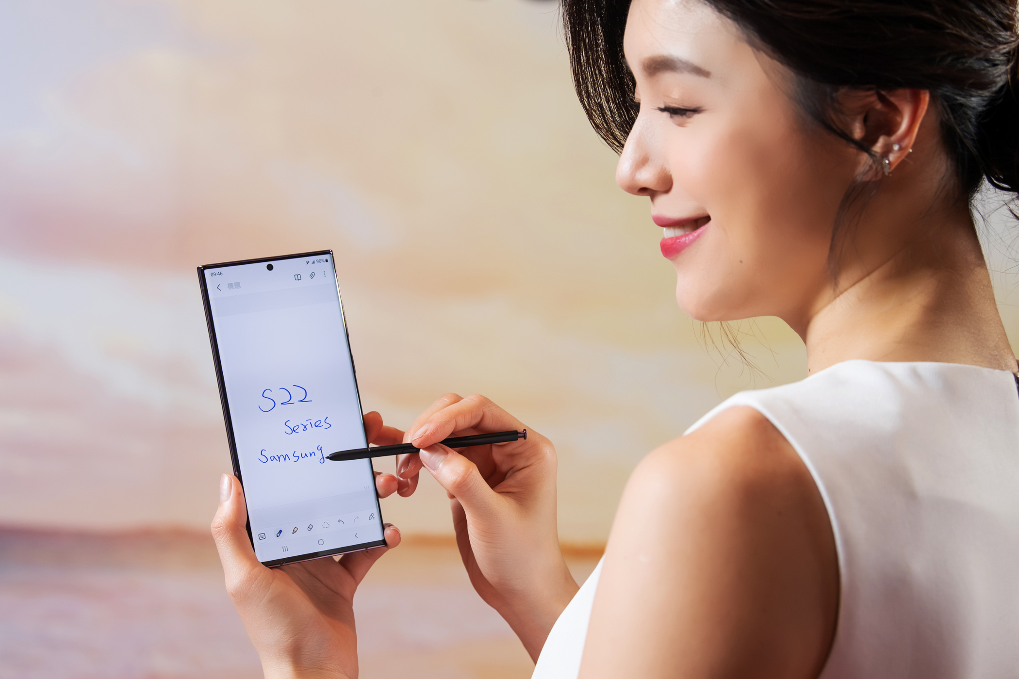 Galaxy S22 Ultra首度內建S Pen。（台灣三星提供）